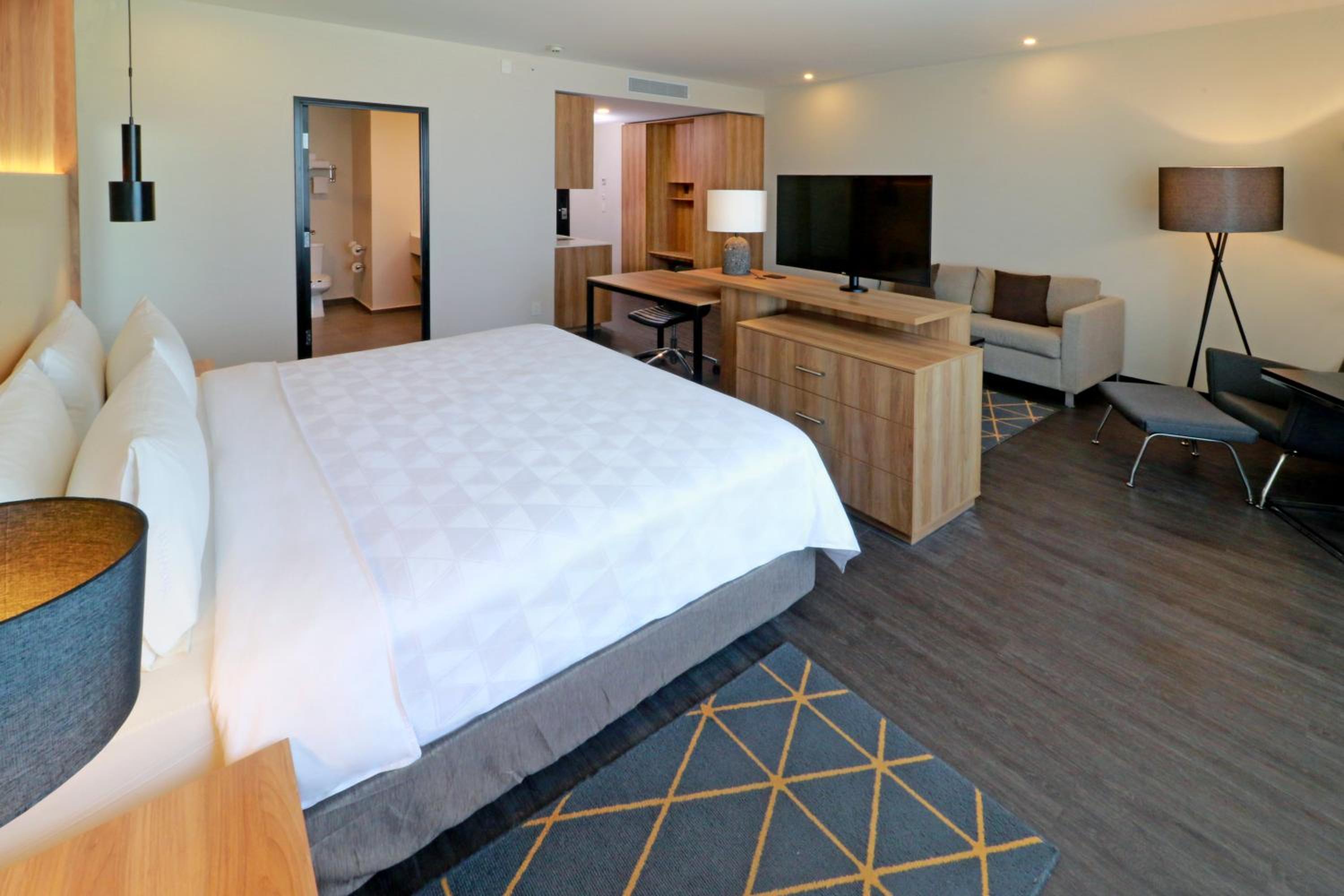 Premium King Room with City View - Photo 3