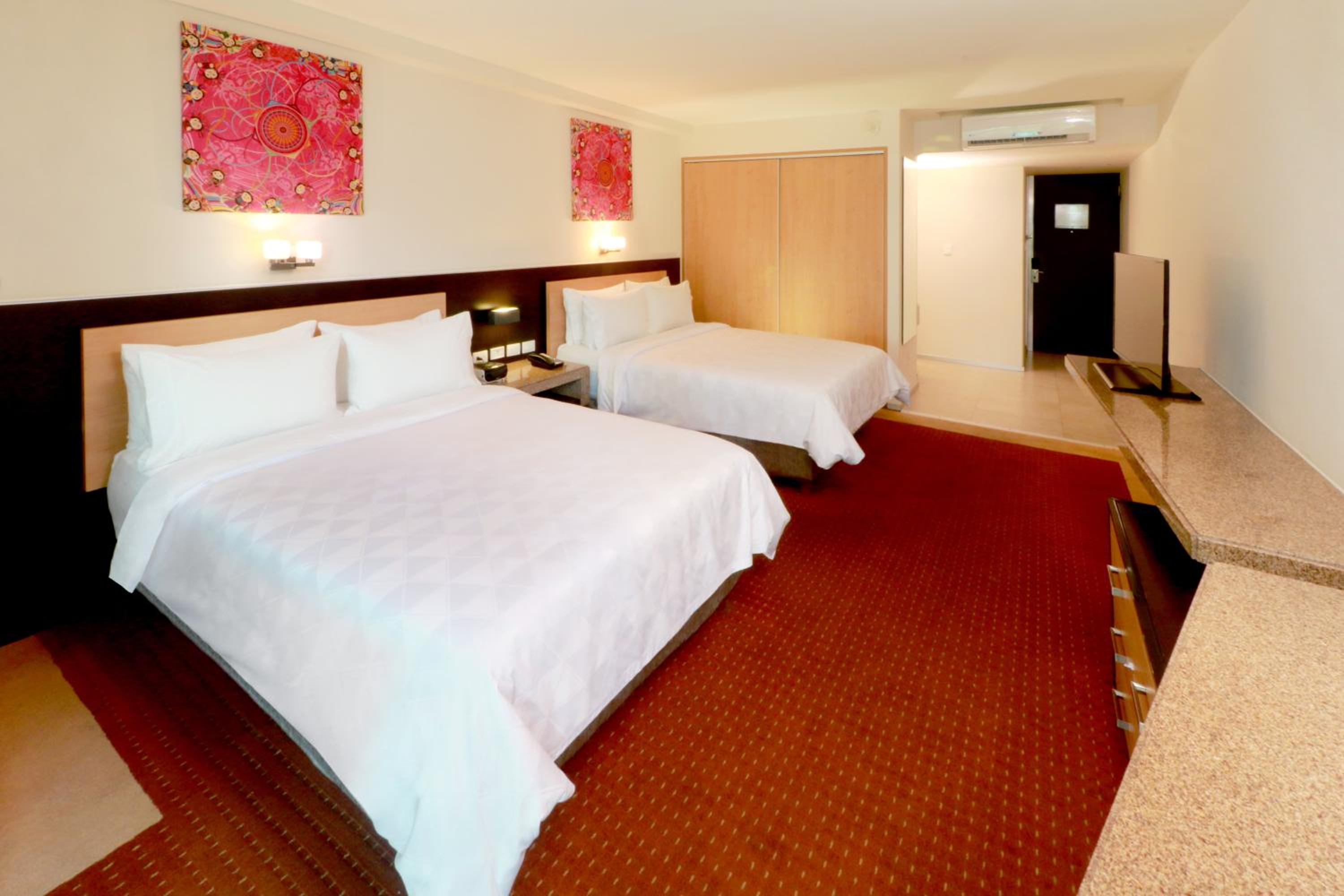 Standard Queen Room with Two Queen Beds and Courtyard View - Photo 1
