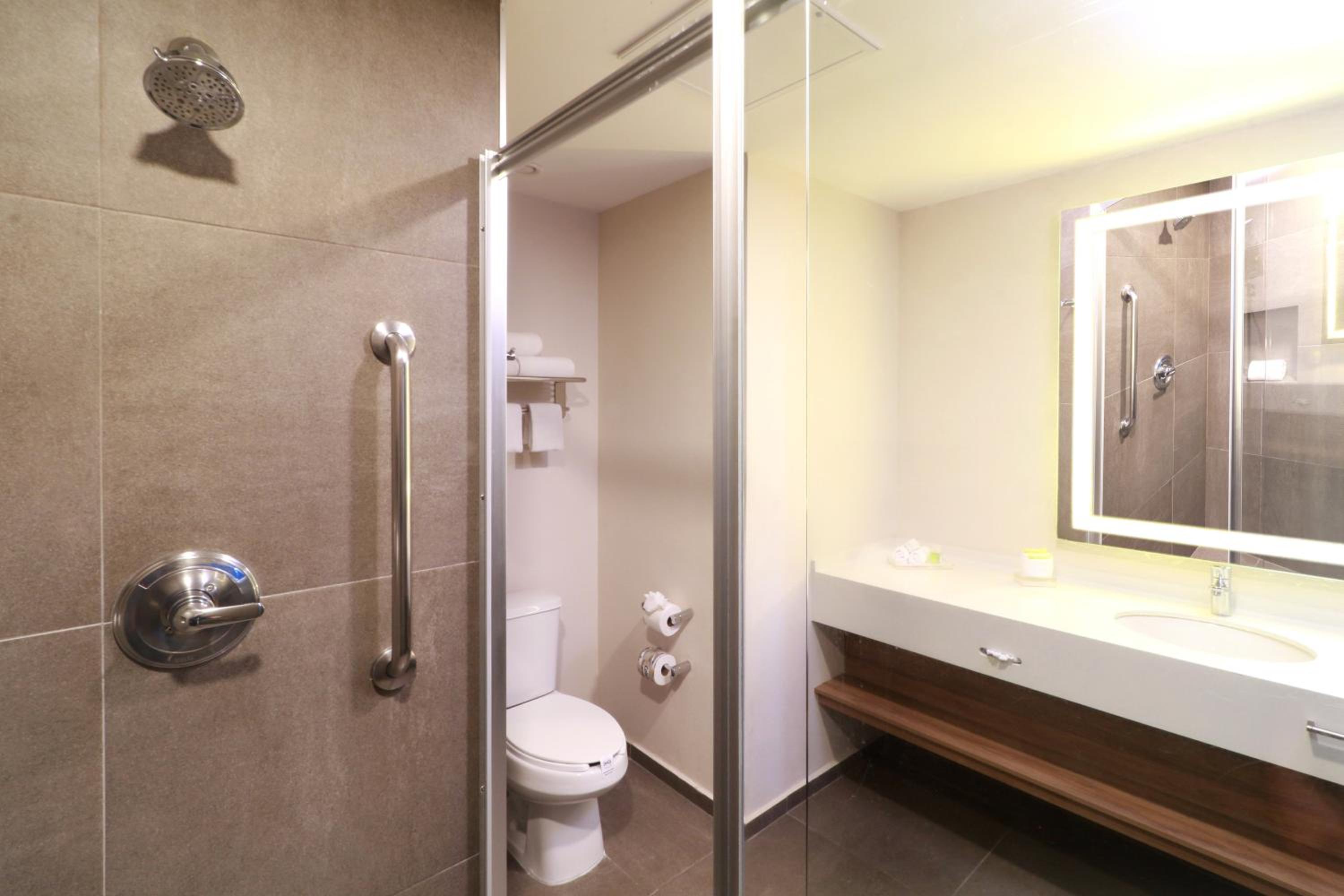 Premium King Room with City View - Photo 2