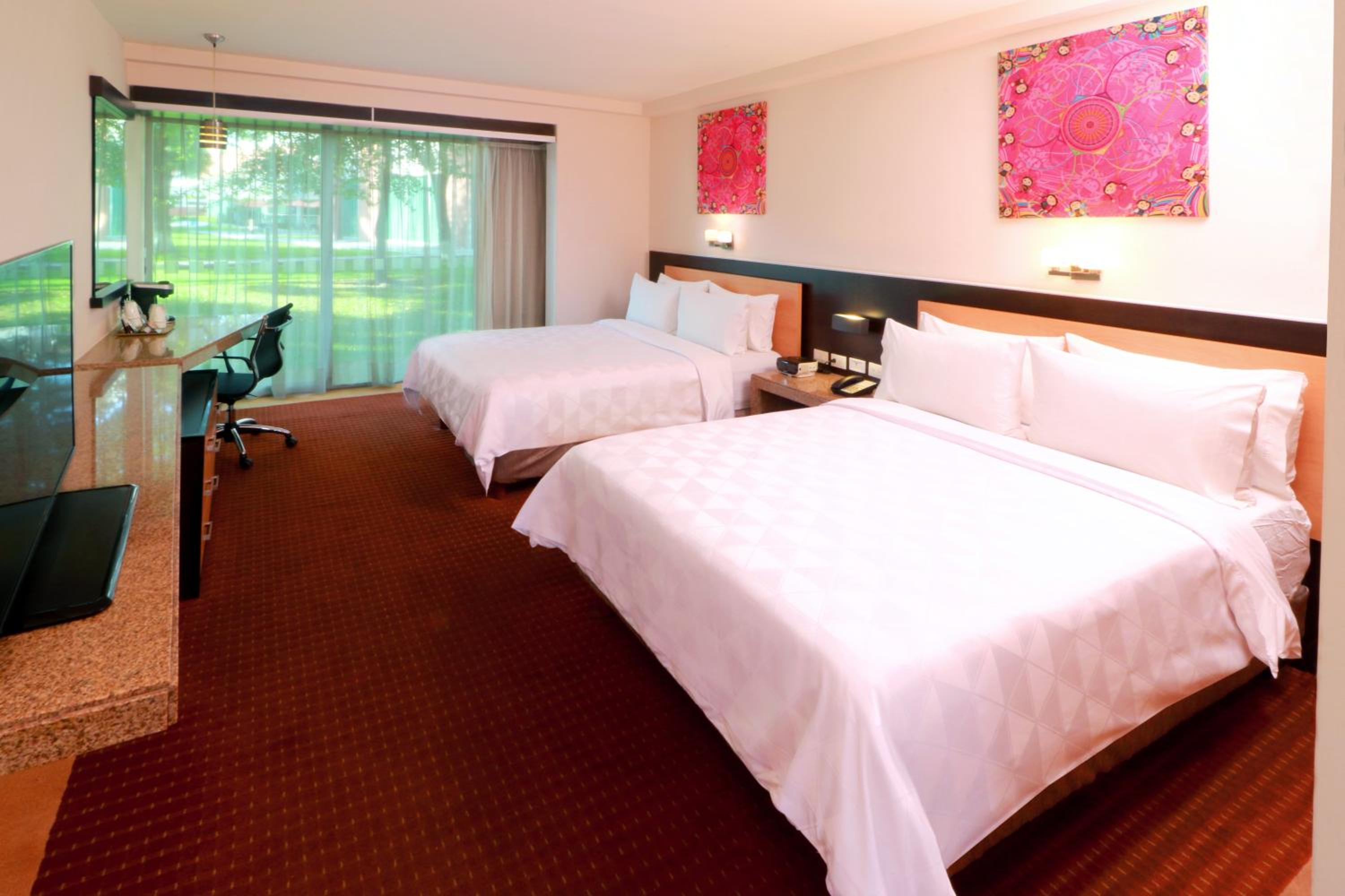 Standard Queen Room with Two Queen Beds and Courtyard View - Photo 5