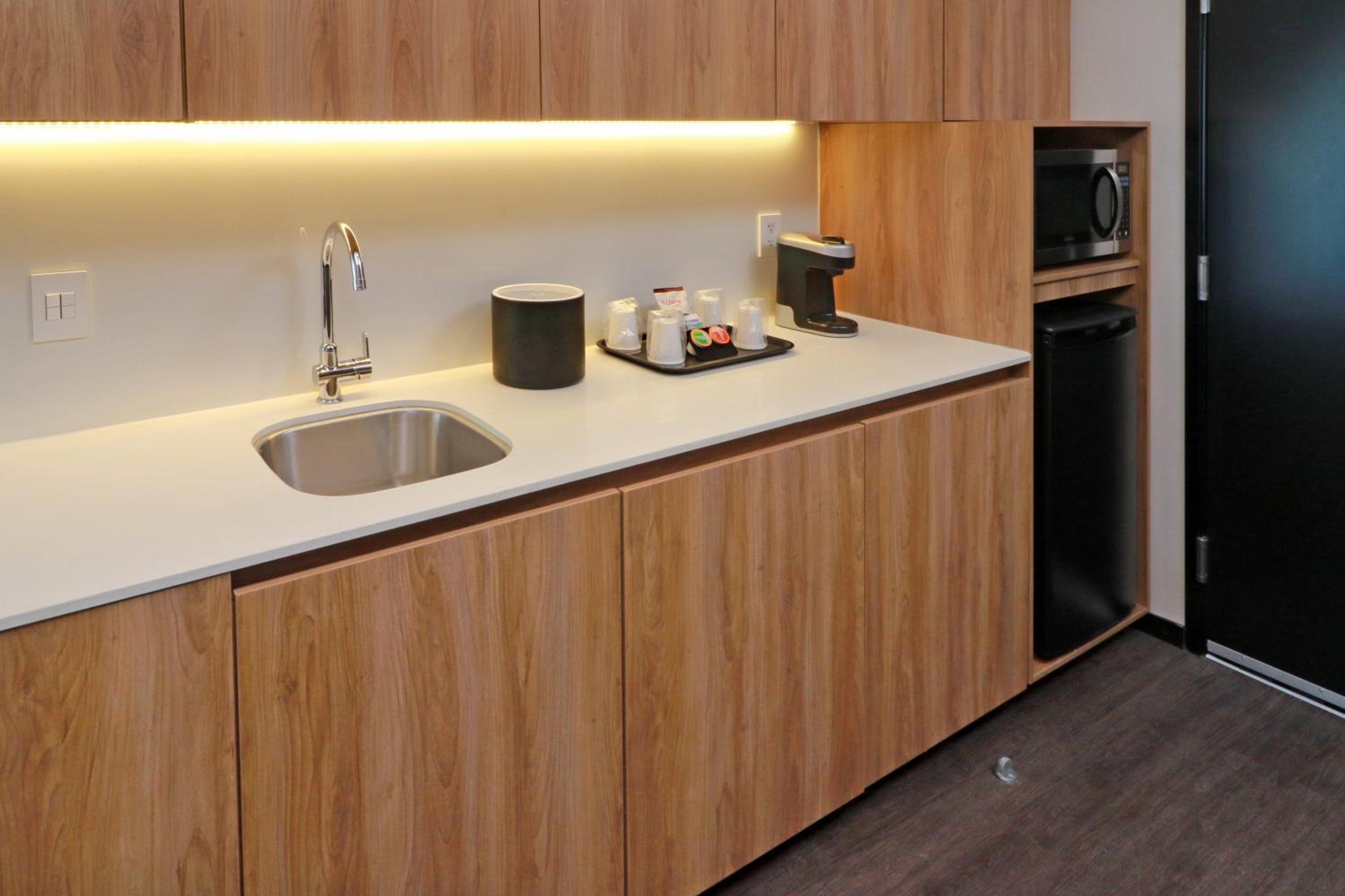 King Suite with City View - Photo 3