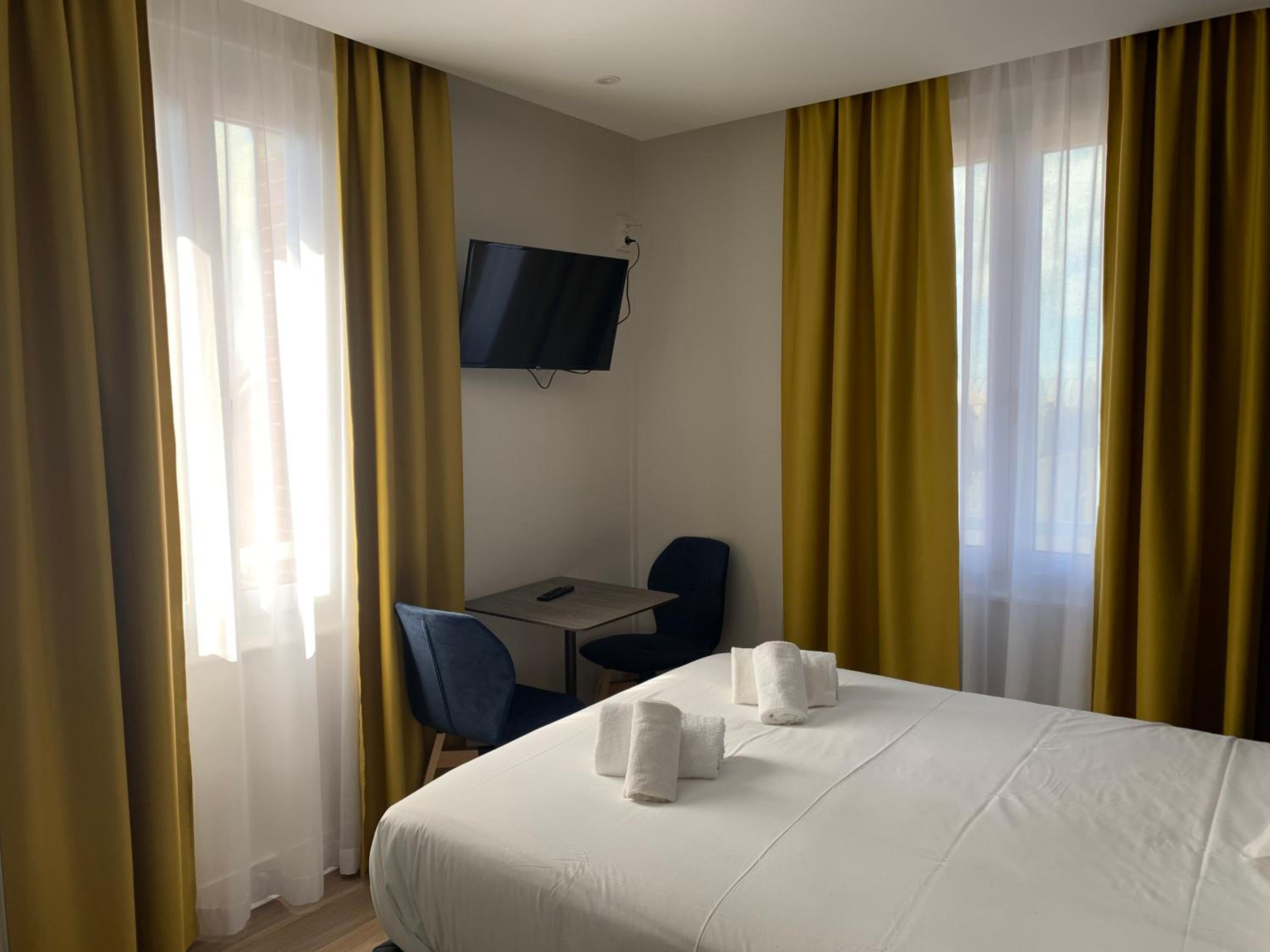 Deluxe Double Room - Photo 9