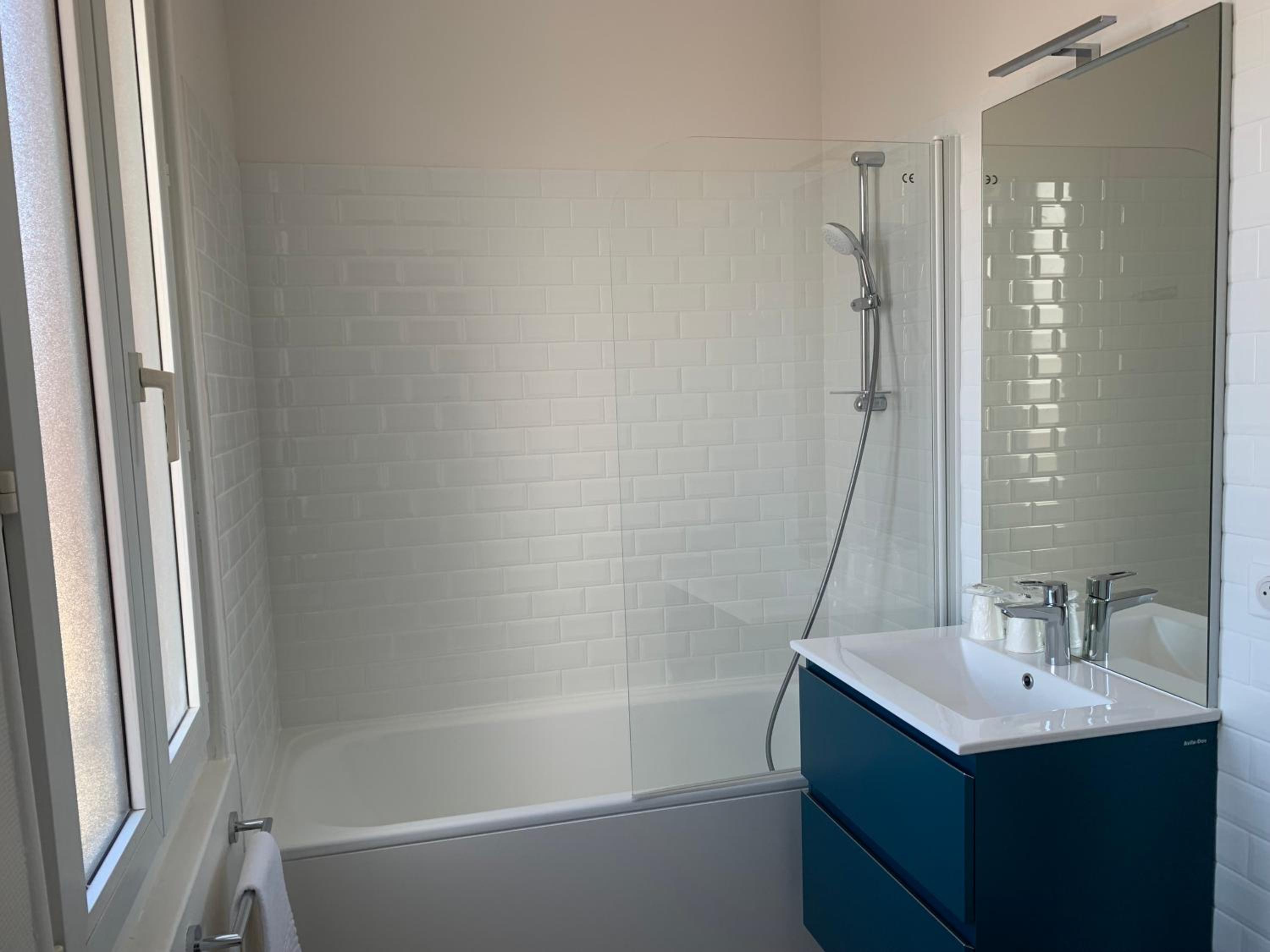 Deluxe Twin Room with Sea View - Photo 2