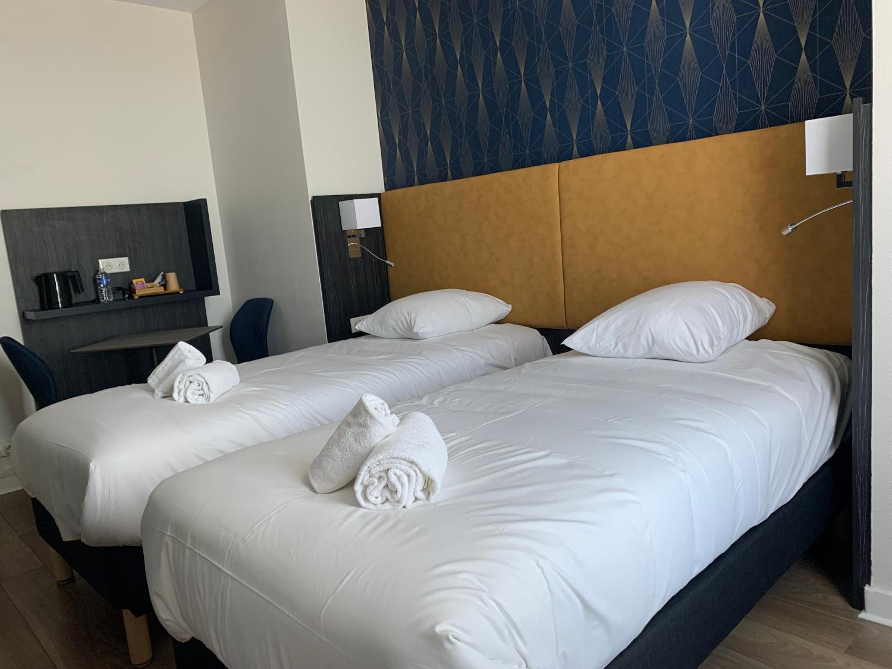 Deluxe Twin Room with Sea View - Photo 3
