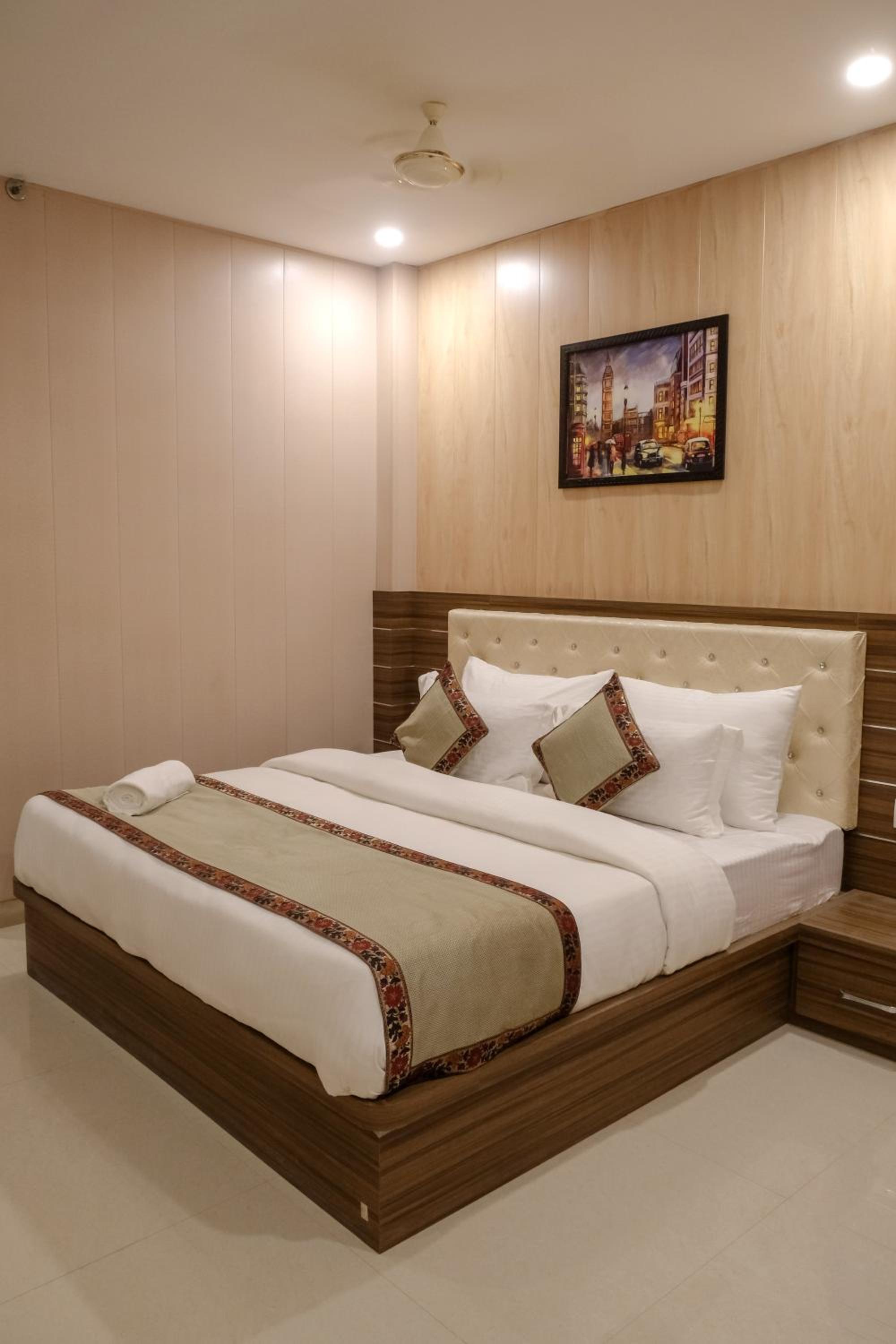 Deluxe Room - Photo 13
