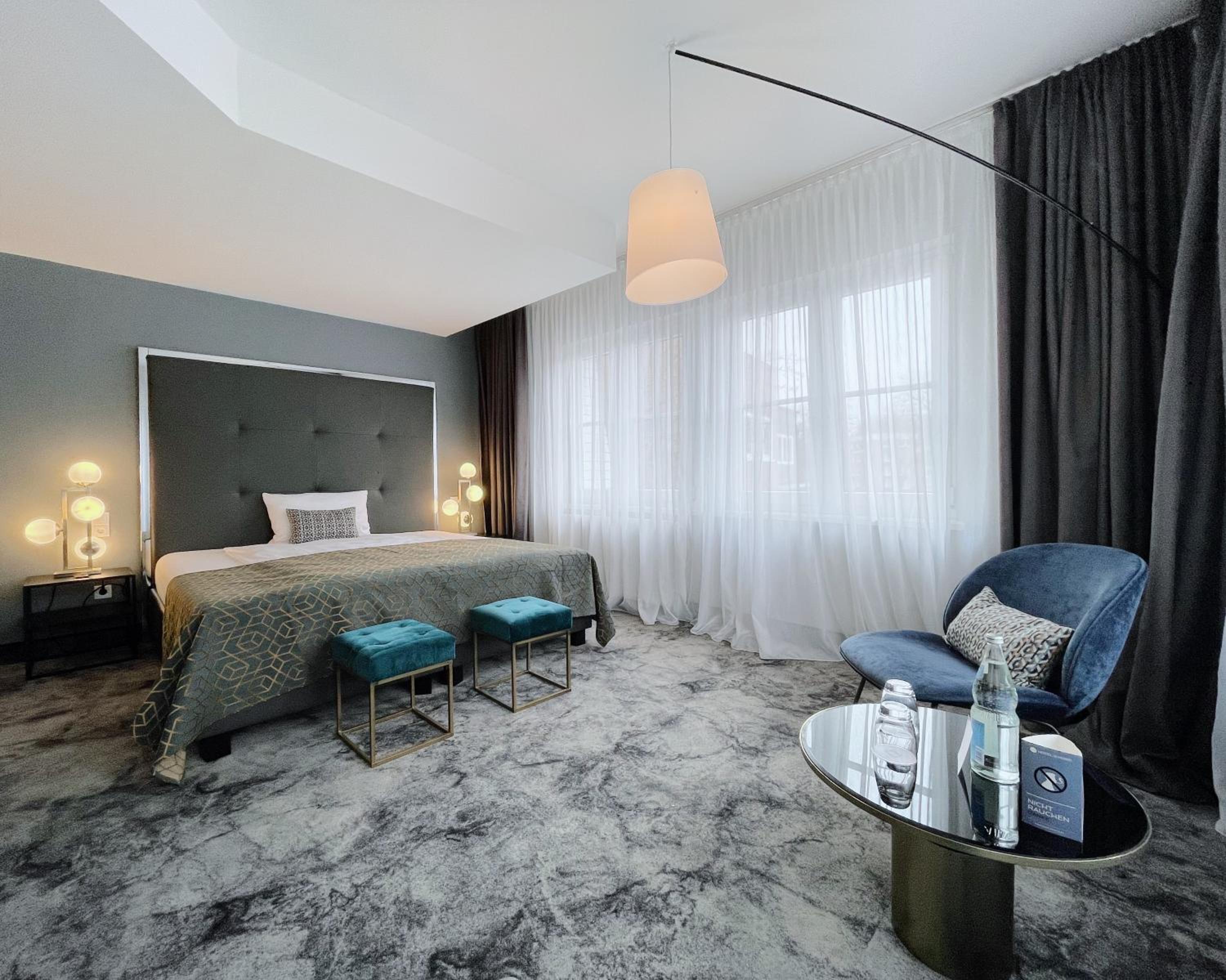 Deluxe Double Room with Balcony - Photo 9