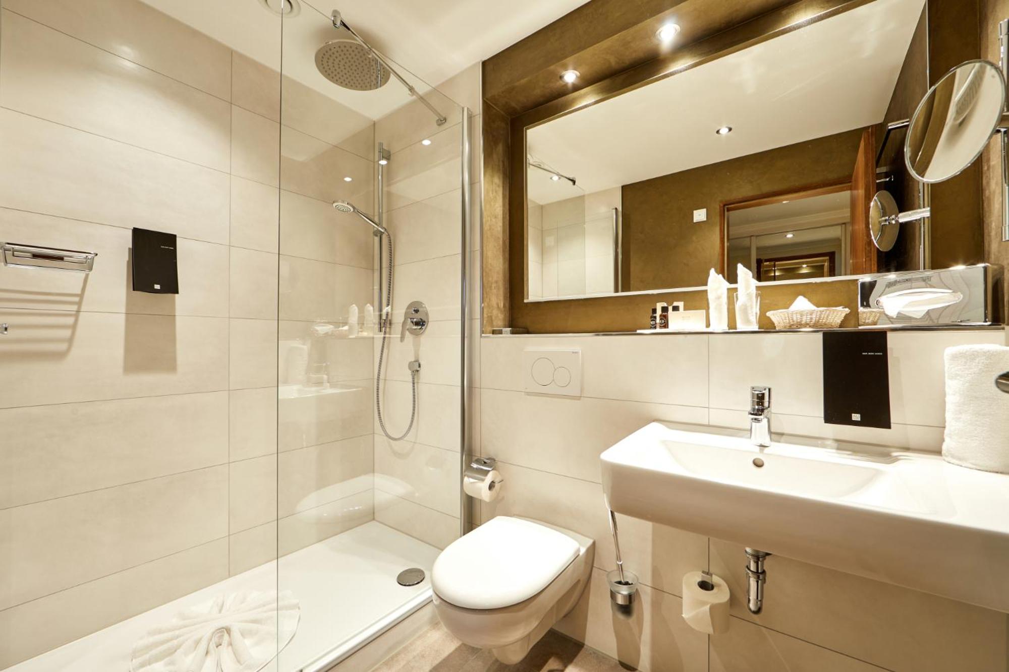 Double or Twin Room with Lake View - Photo 8