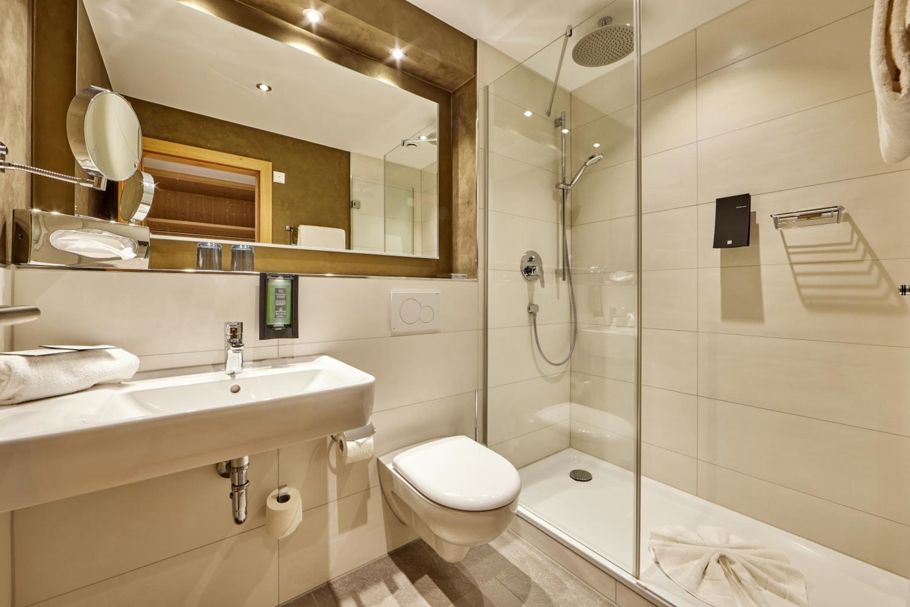 Double or Twin Room with Lake View - Photo 10