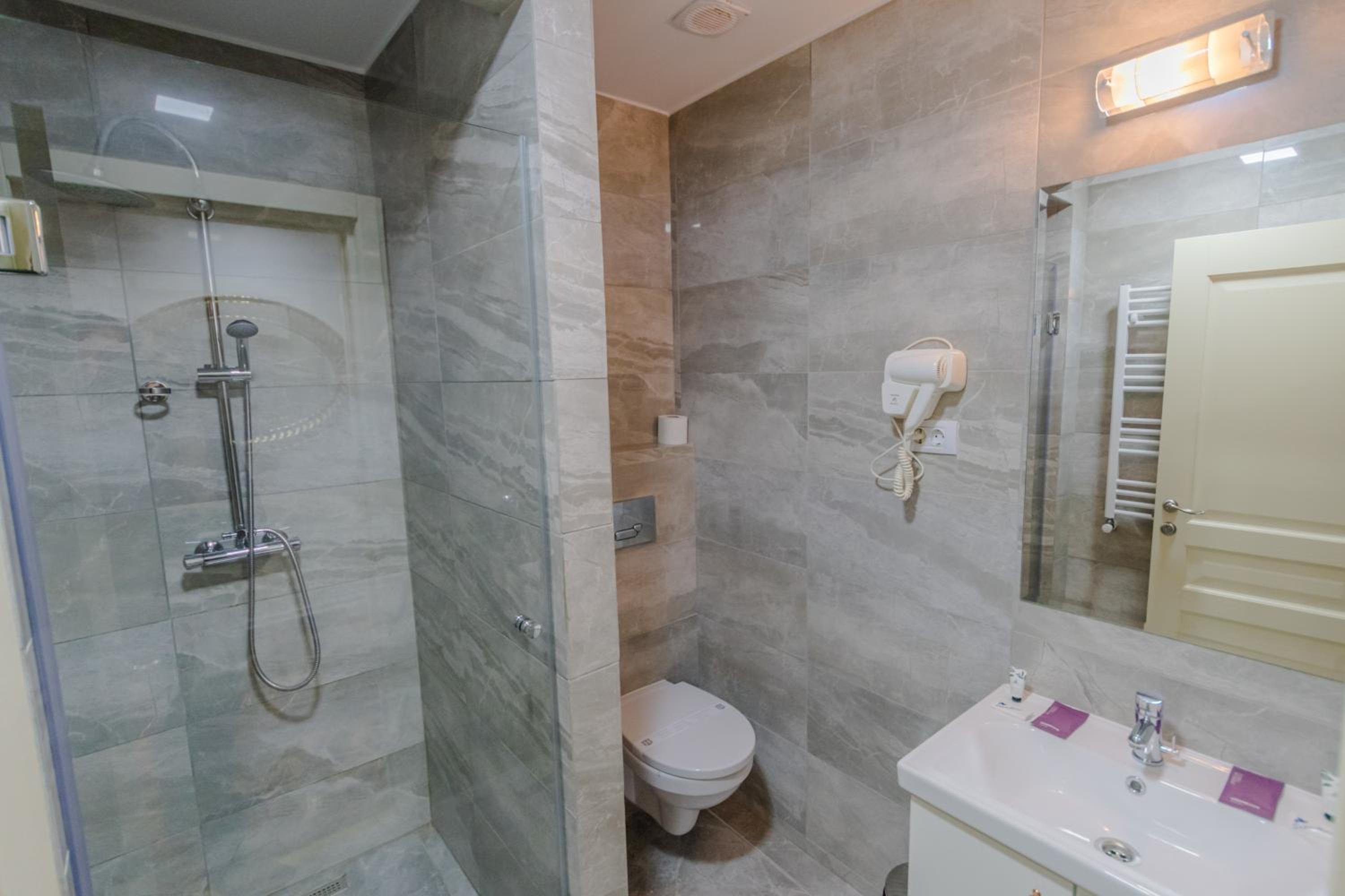 Deluxe Double or Twin Room - Photo 9
