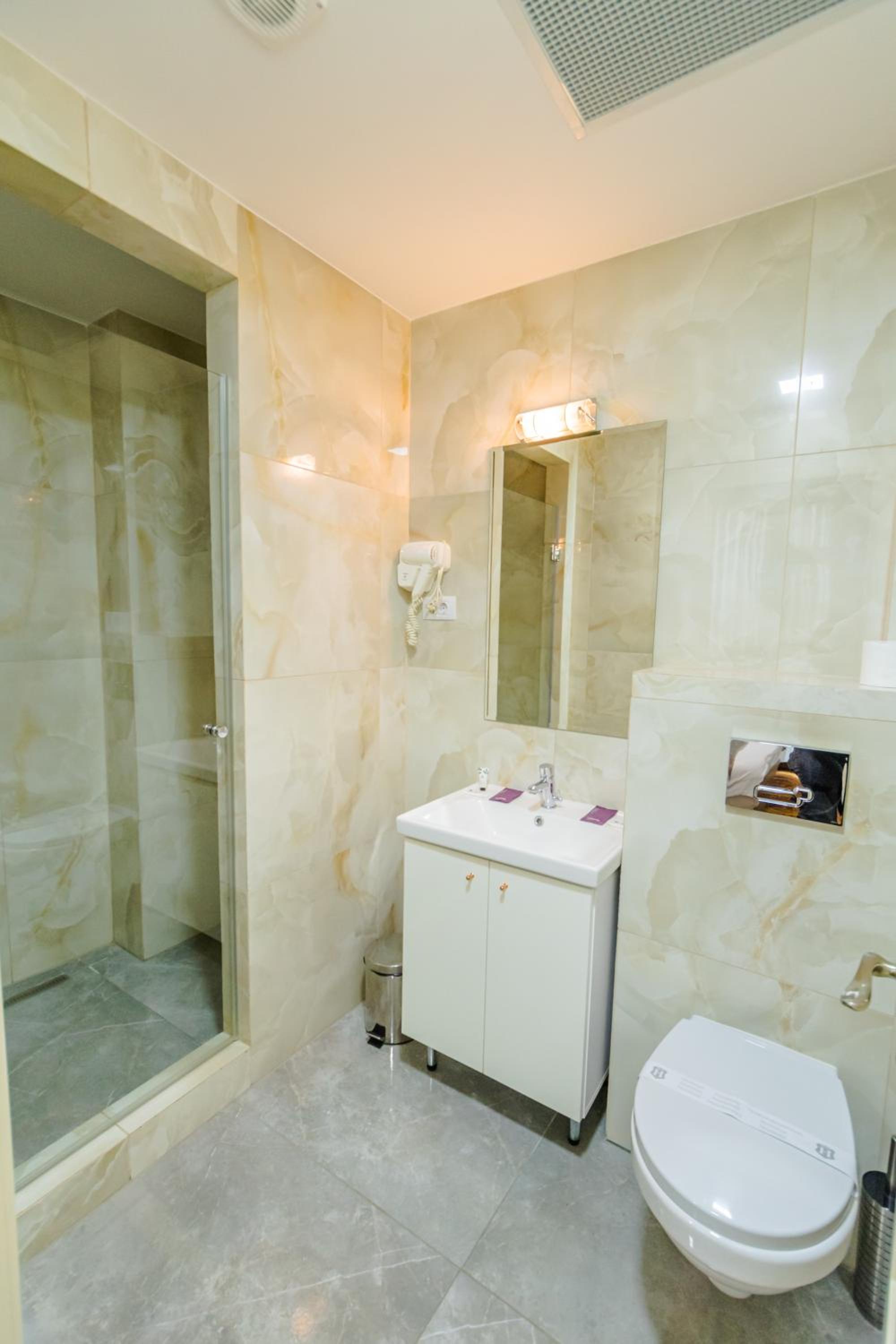 Deluxe Double Room with Balcony - Photo 6