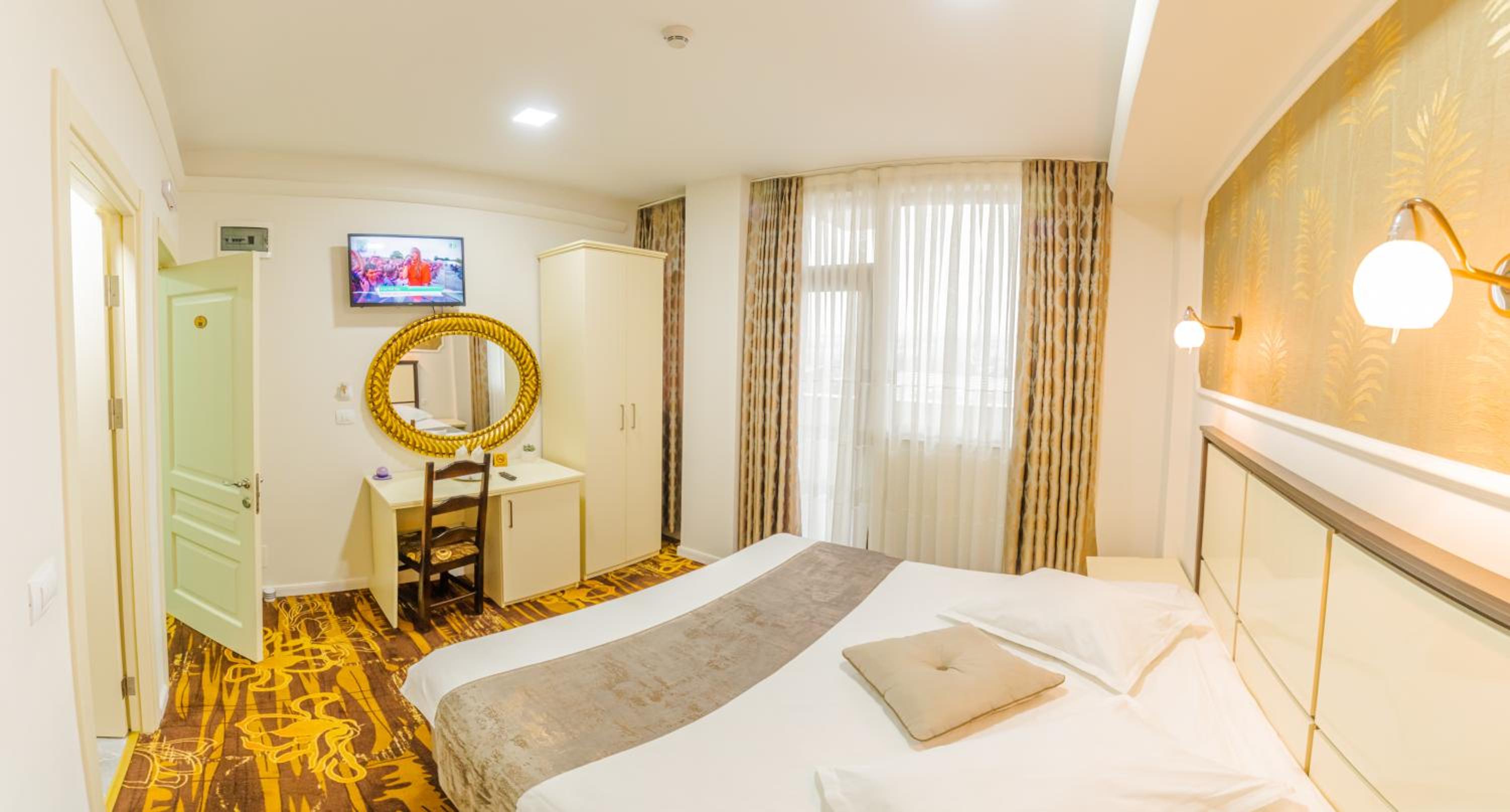 Deluxe Double Room with Balcony - Photo 5