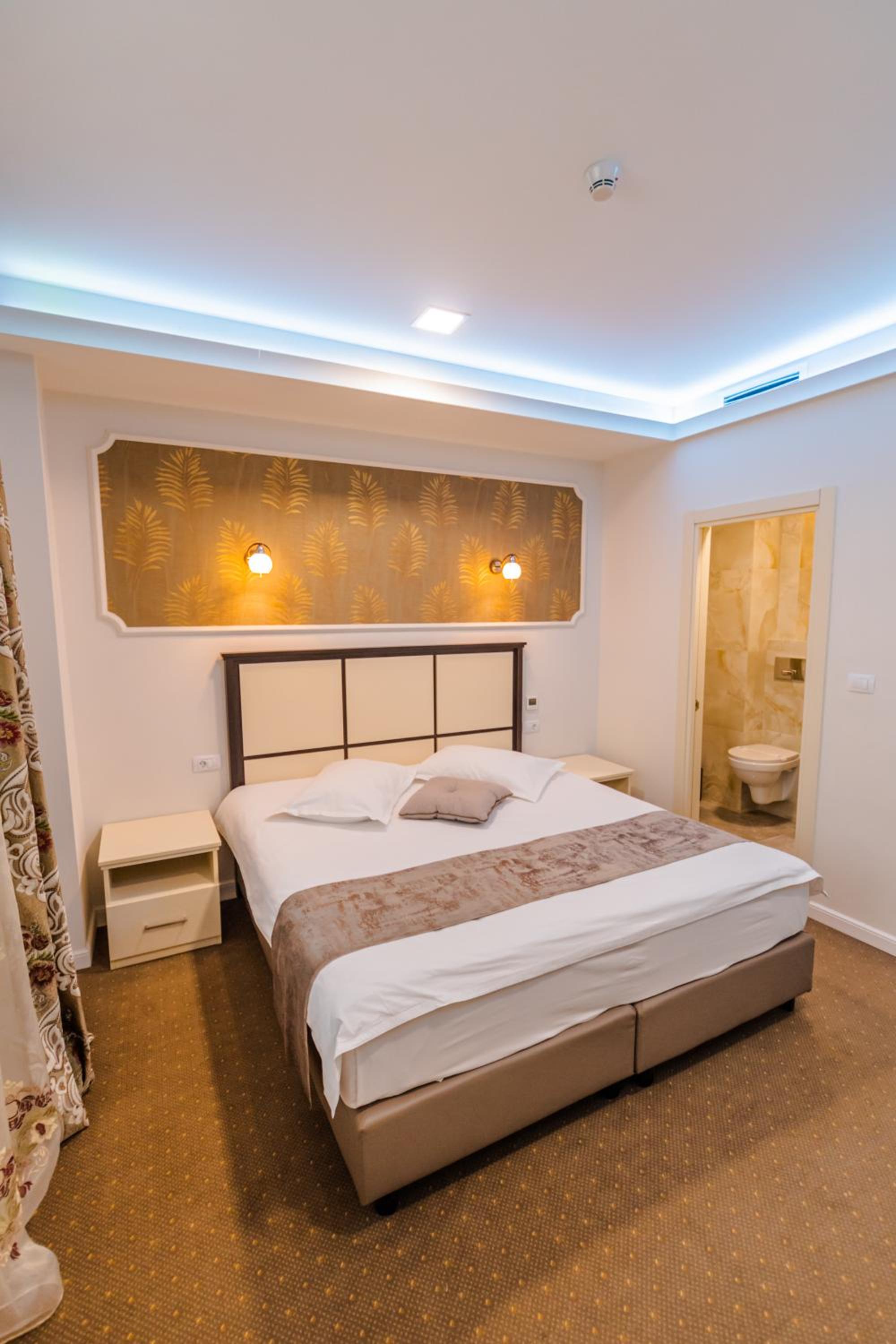 Deluxe Double Room with Balcony - Photo 1