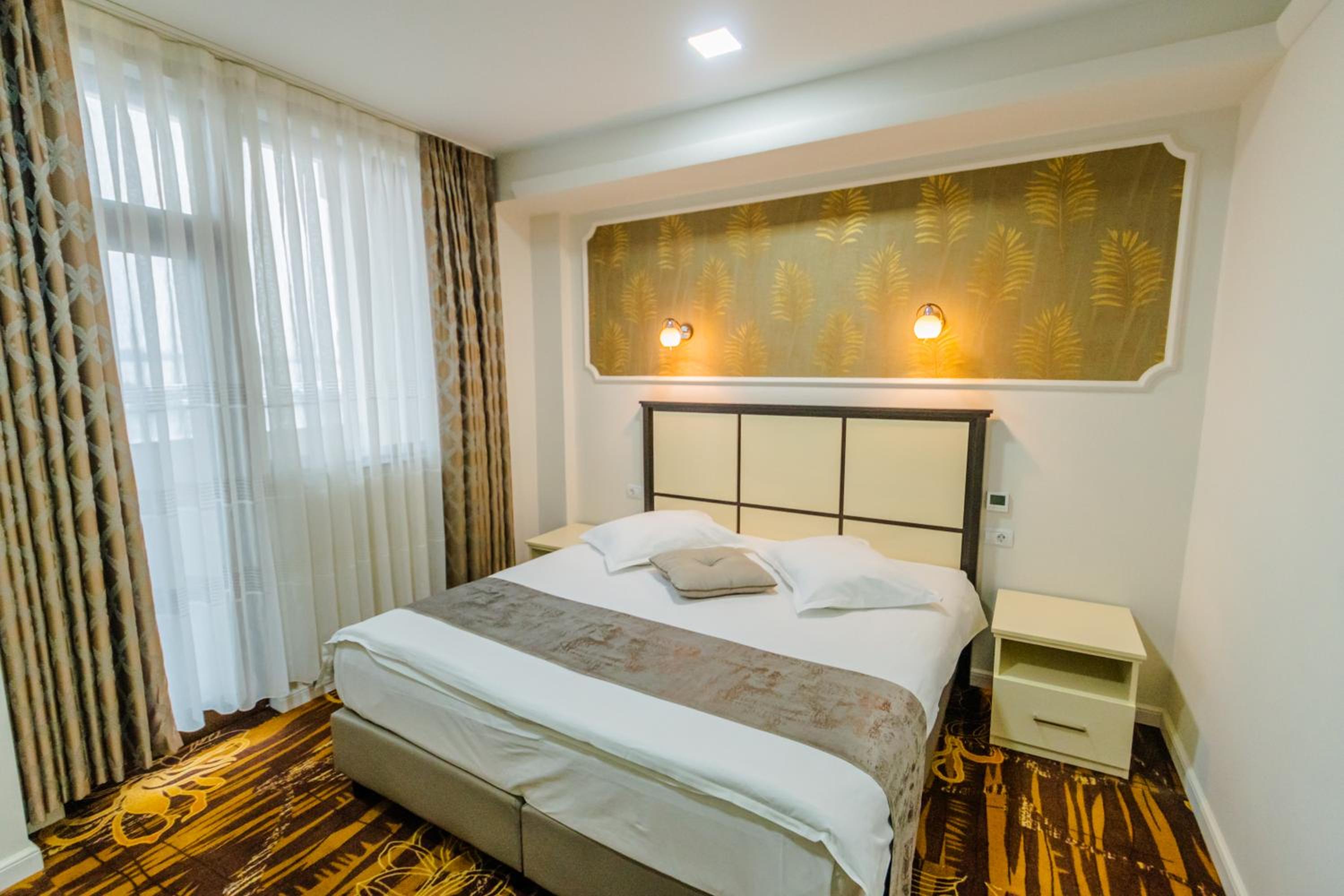 Deluxe Double Room with Balcony - Photo 4