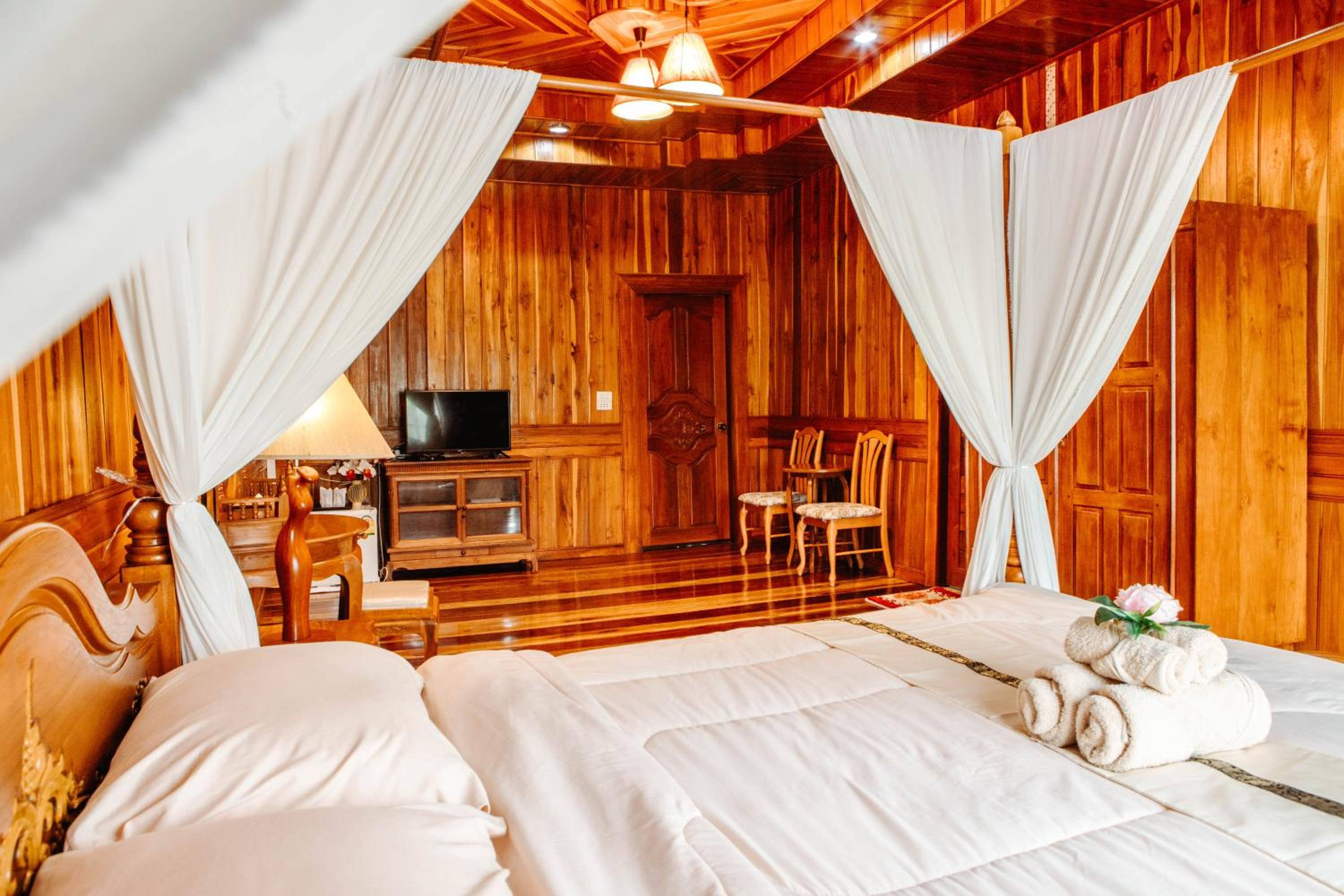 Deluxe King Room - Photo 7