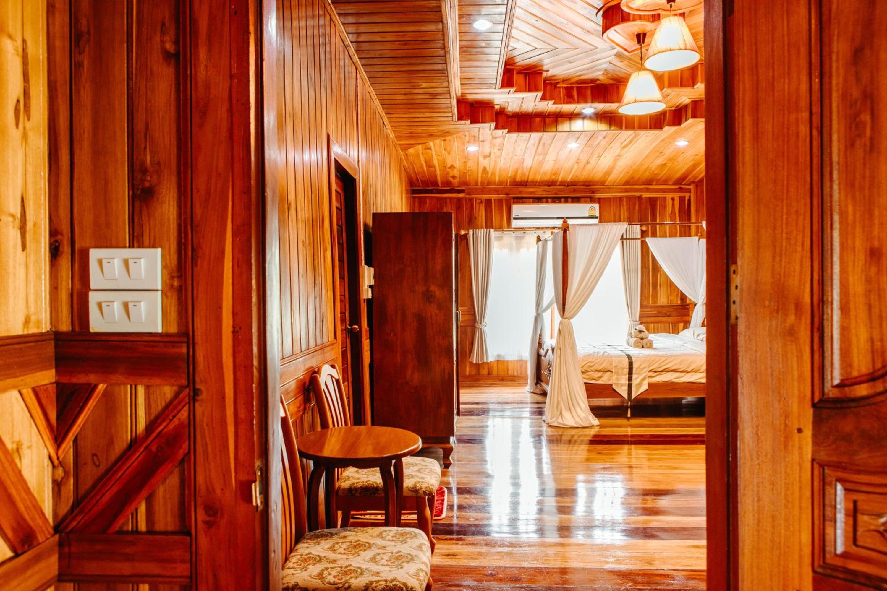 Deluxe King Room - Photo 6
