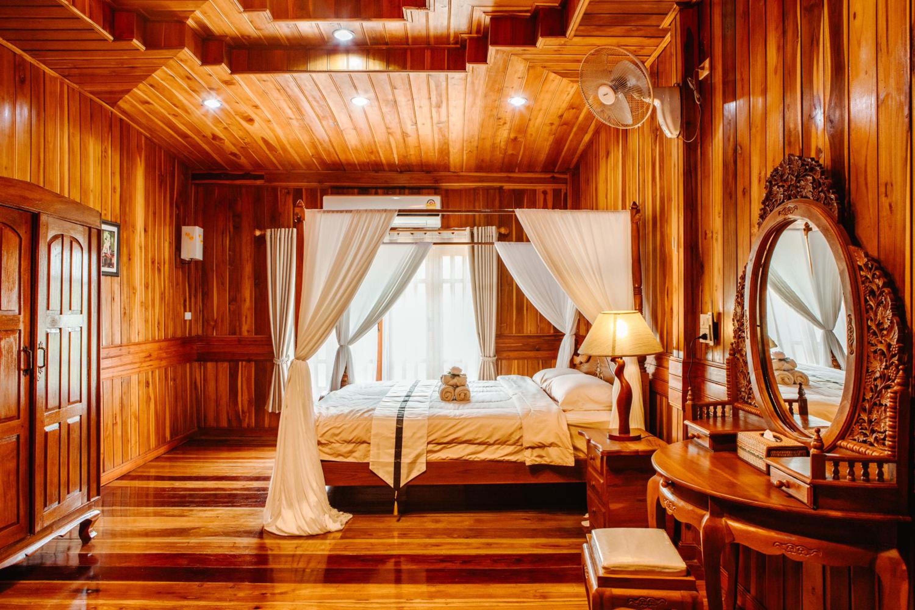 Deluxe King Room - Photo 1