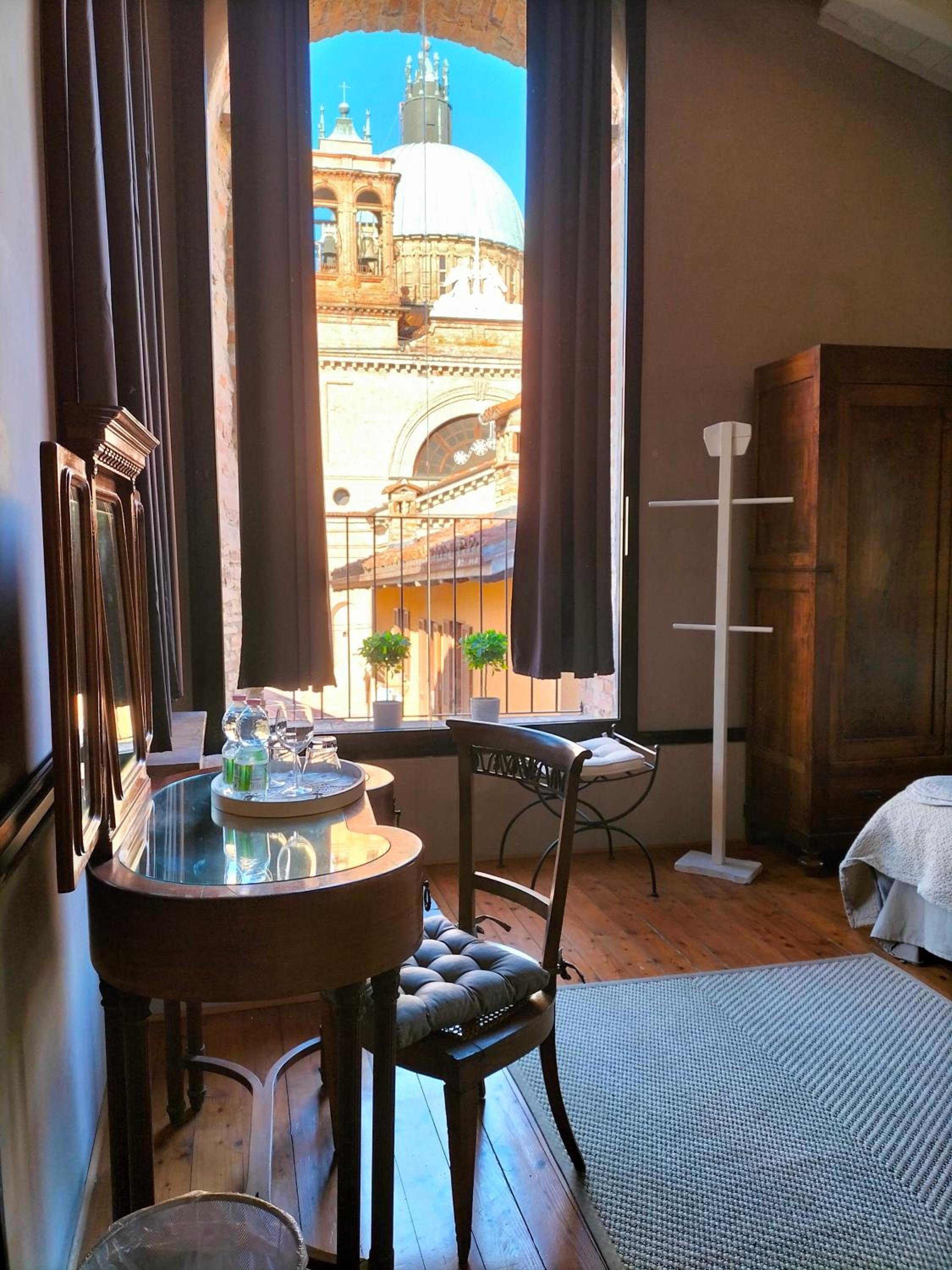 Junior Suite with Balcony - Photo 4
