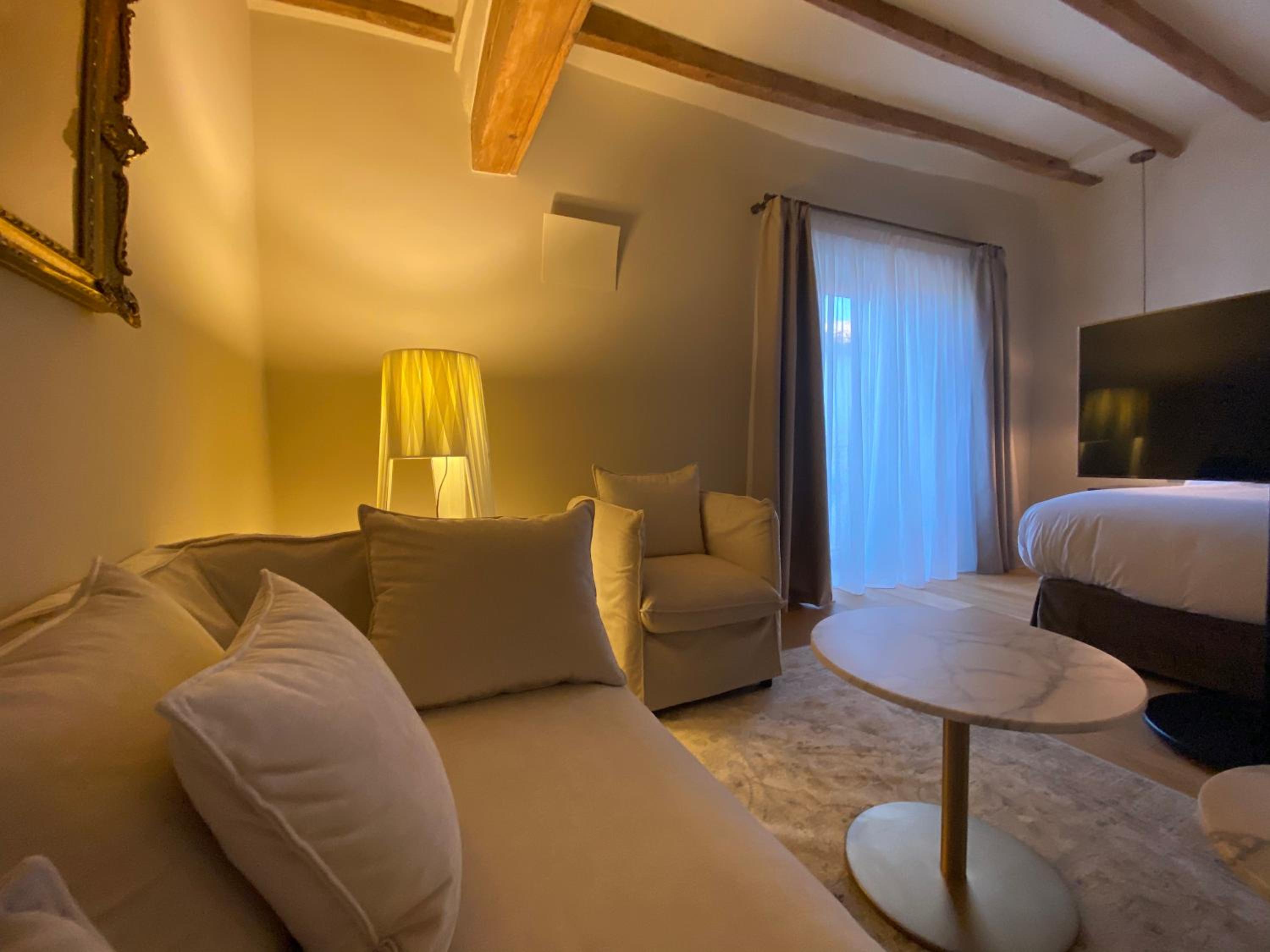 Junior Suite with Balcony - Photo 2