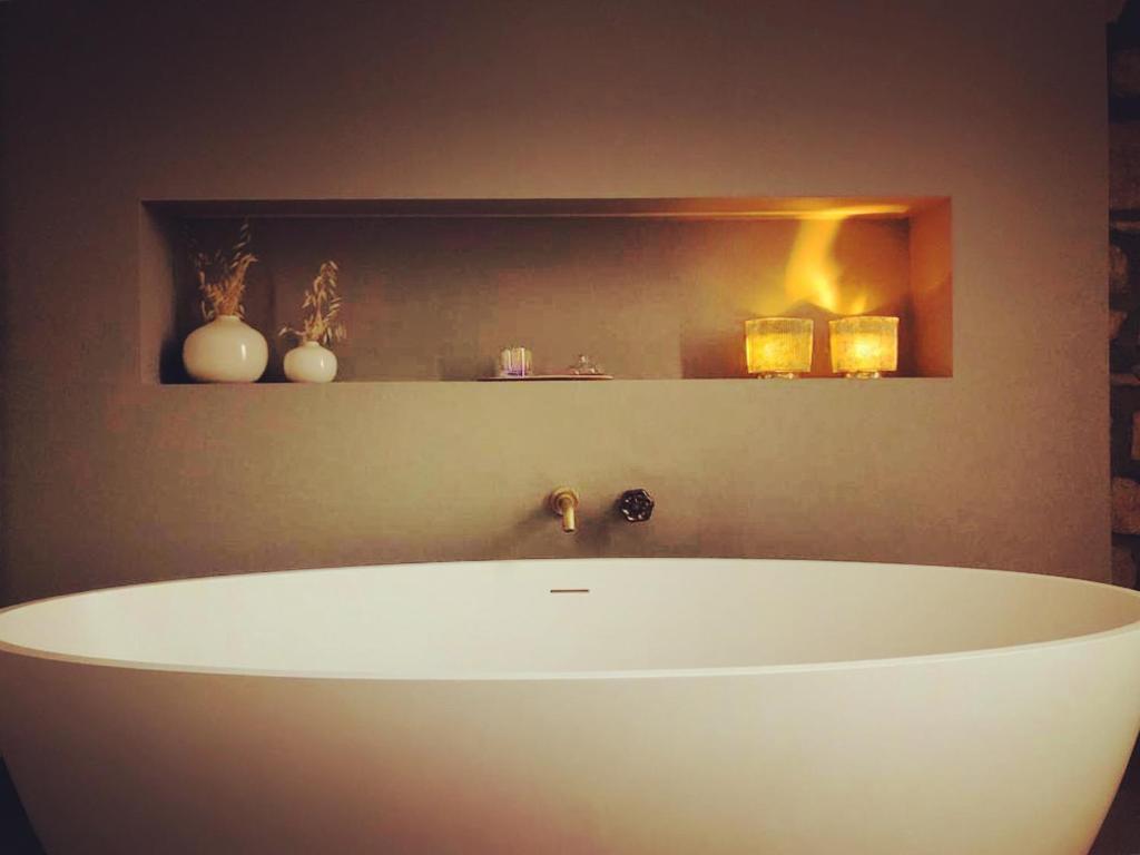 Deluxe Double Room with Bath - Photo 7