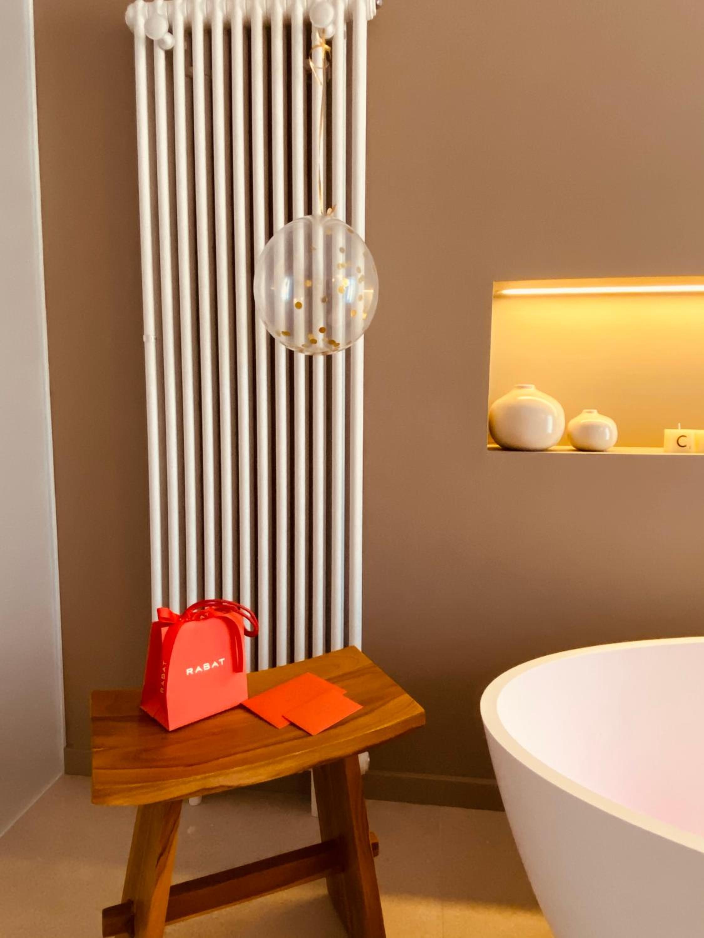 Deluxe Double Room with Bath - Photo 6