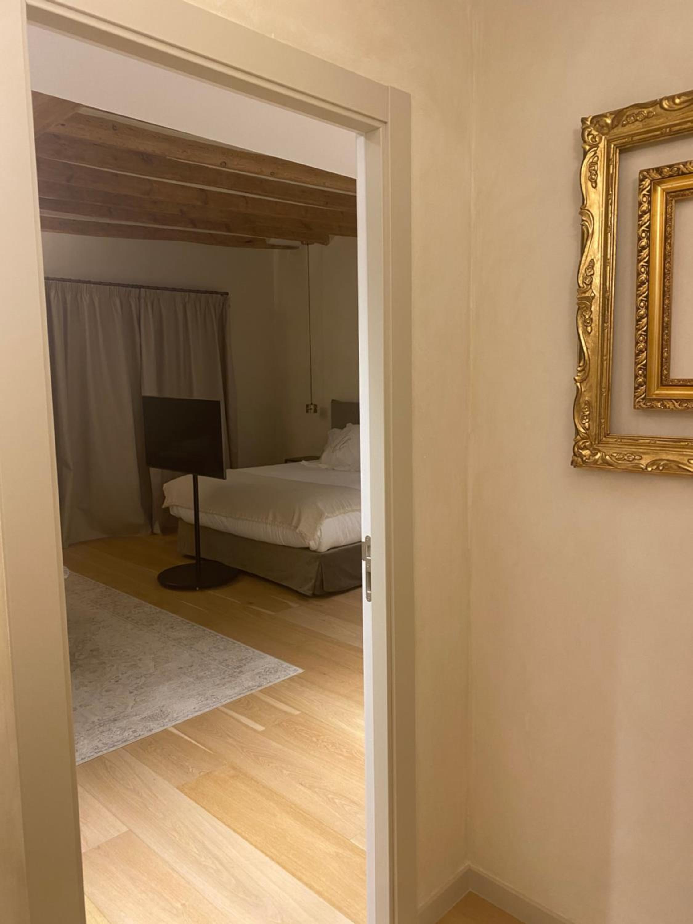 Junior Suite with Balcony - Photo 8