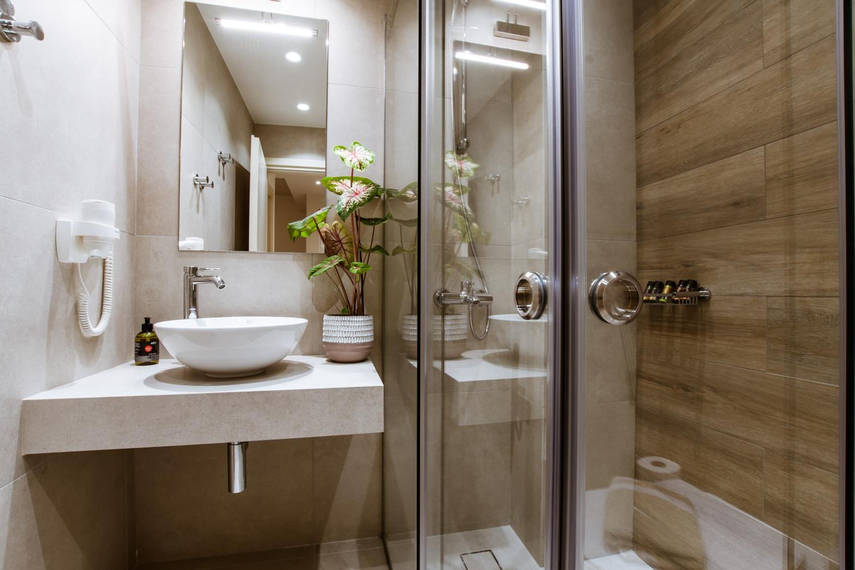 Superior King Suite - Photo 6