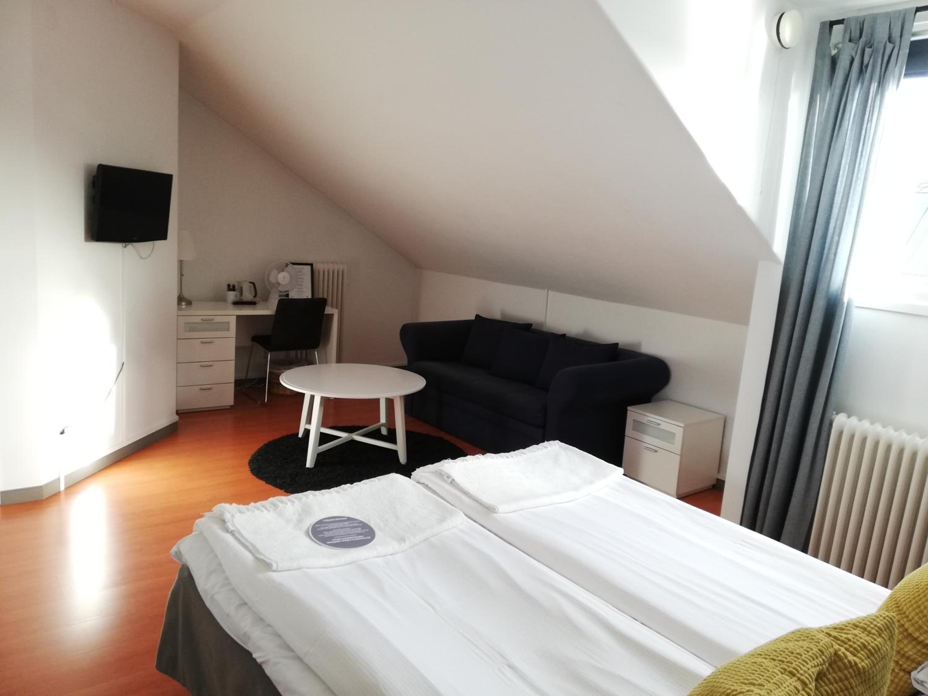 Double or Twin Room - Photo 8