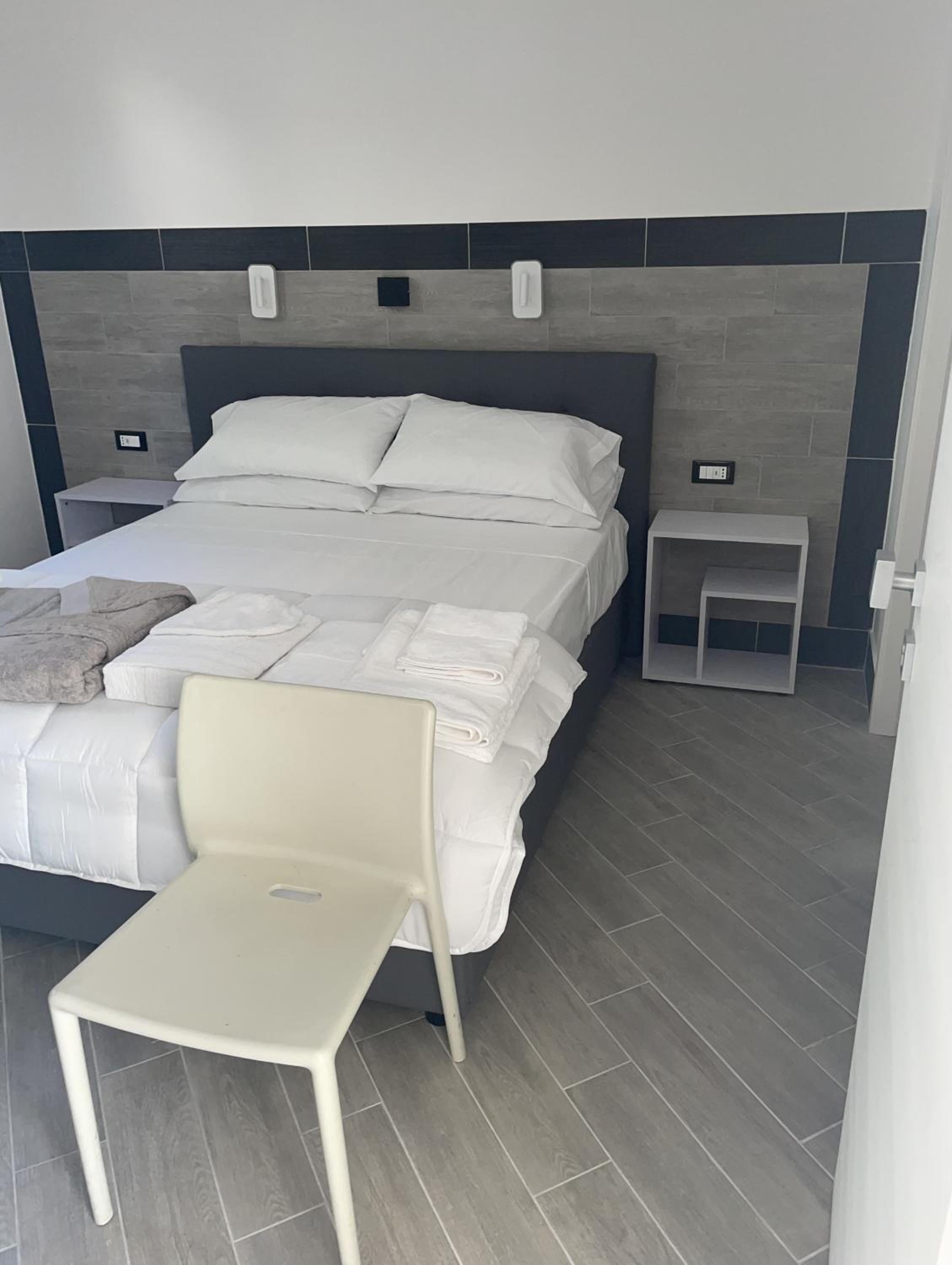 Deluxe Room (2 Adults + 1 Child) - Photo 1