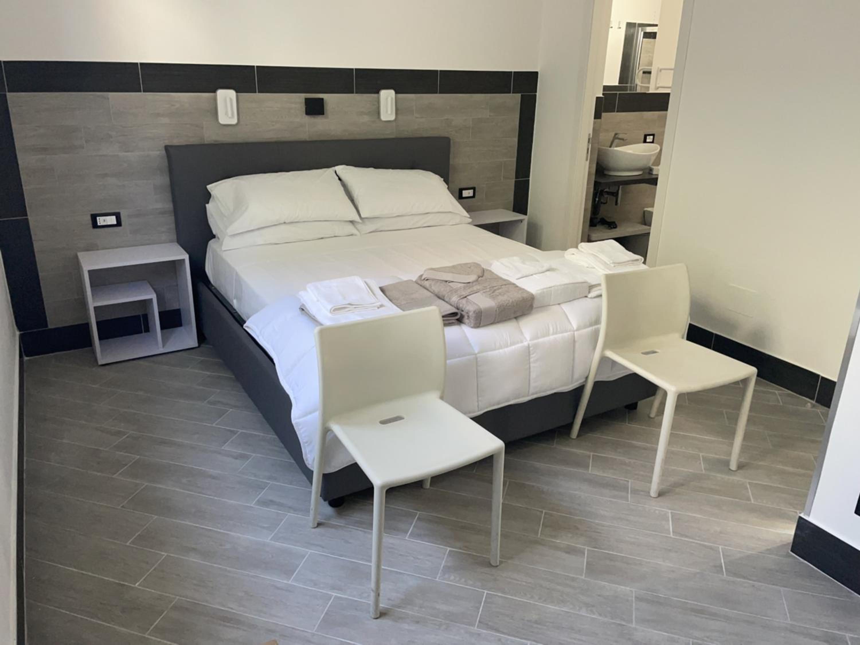 Deluxe Room (2 Adults + 1 Child) - Photo 2