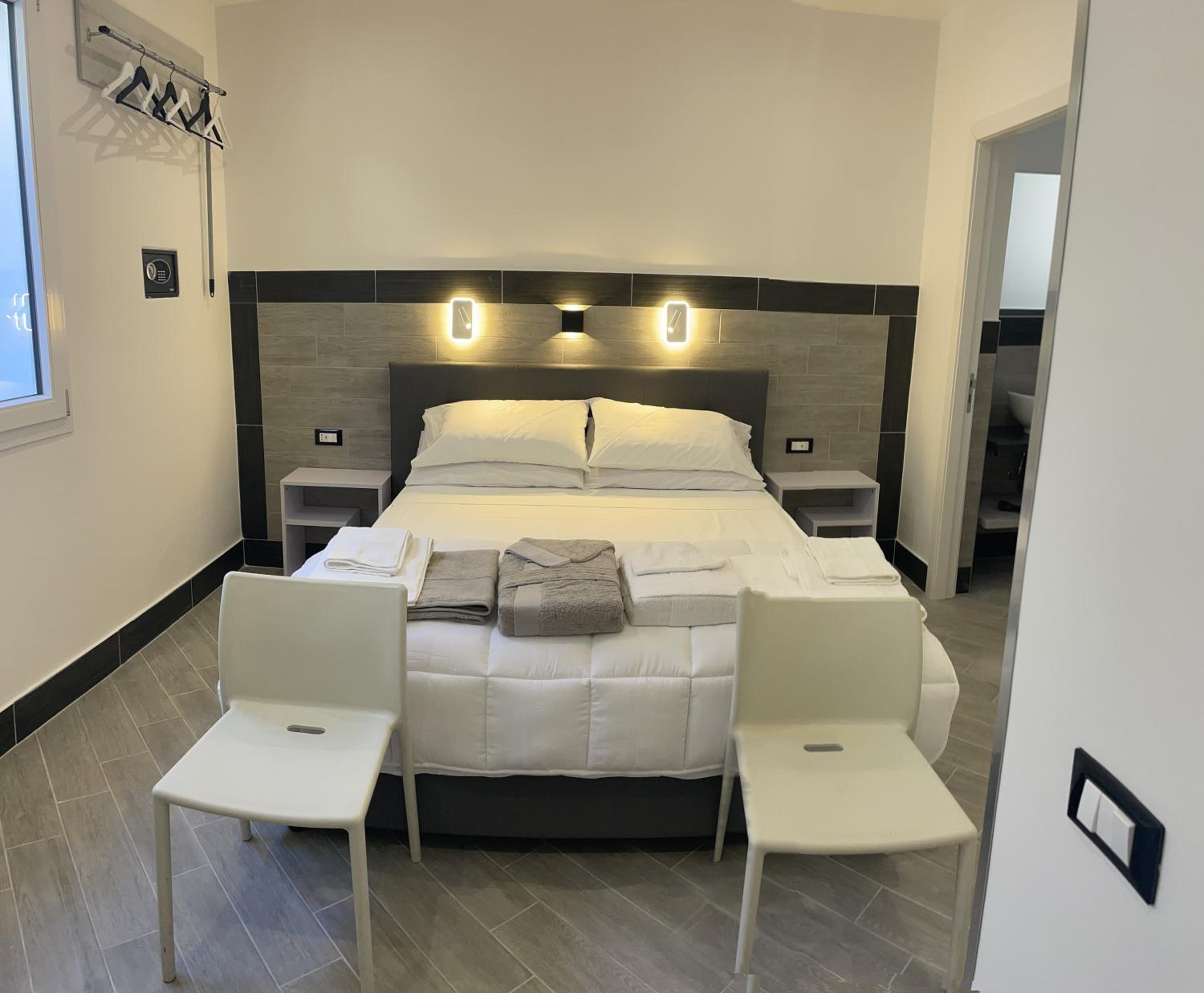 Deluxe Room (2 Adults + 1 Child) - Photo 3