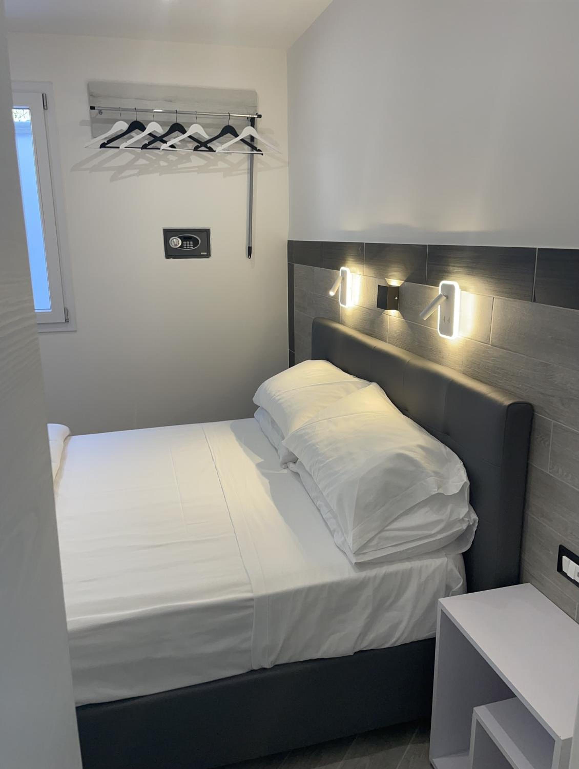 Deluxe Room (2 Adults + 1 Child) - Photo 8