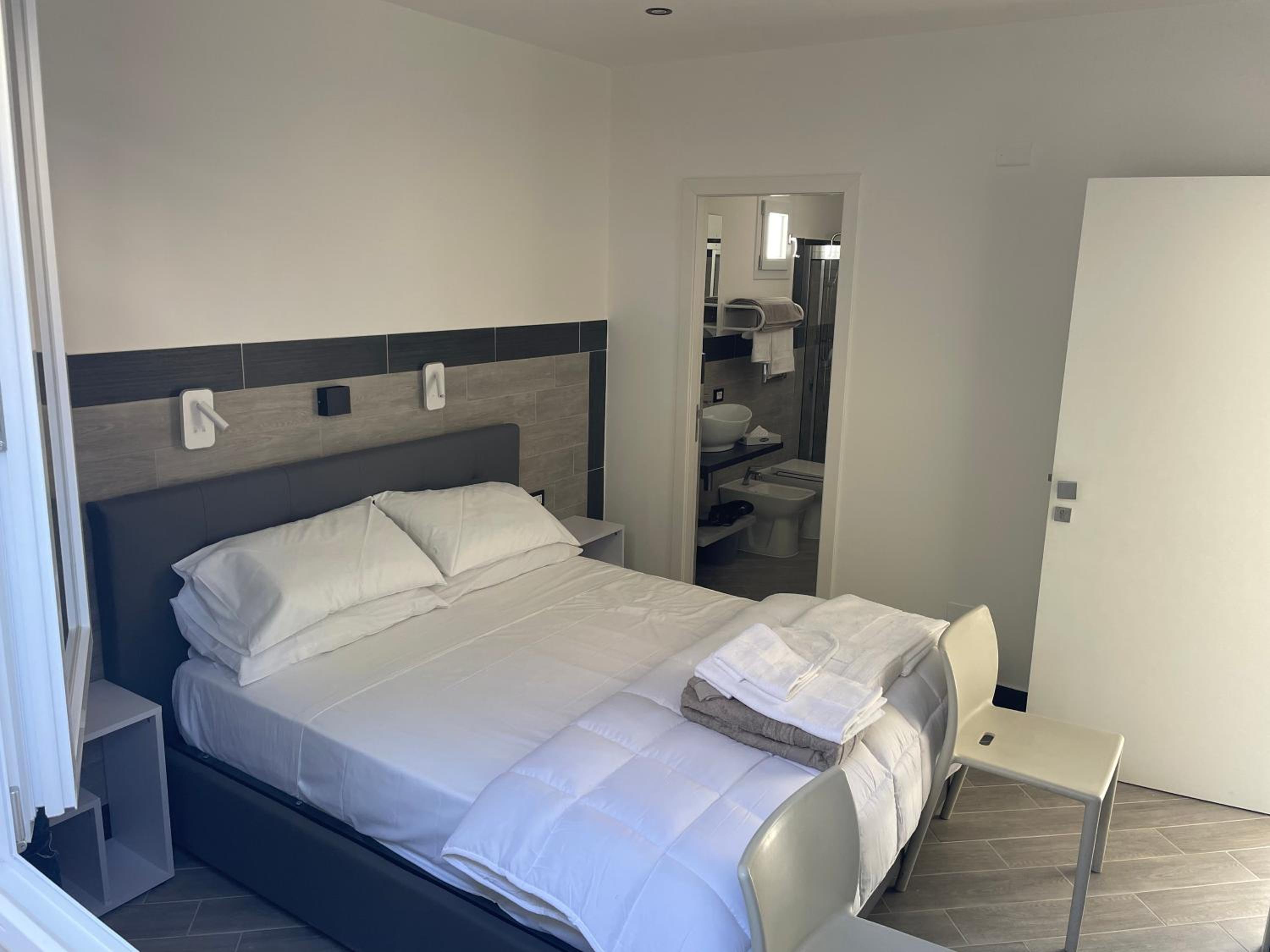 Deluxe Room (2 Adults + 1 Child) - Photo 7