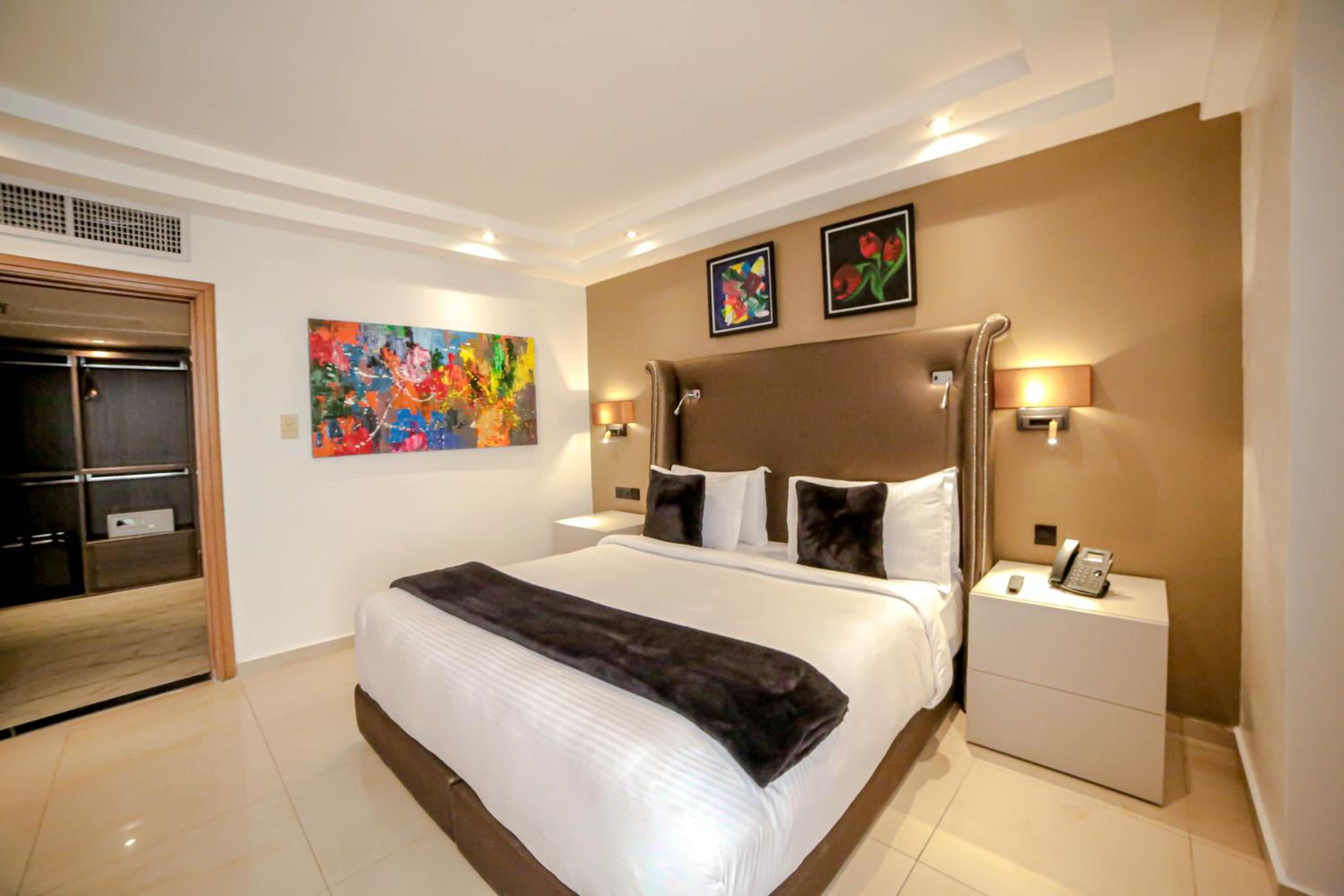 Deluxe King Room - Photo 5