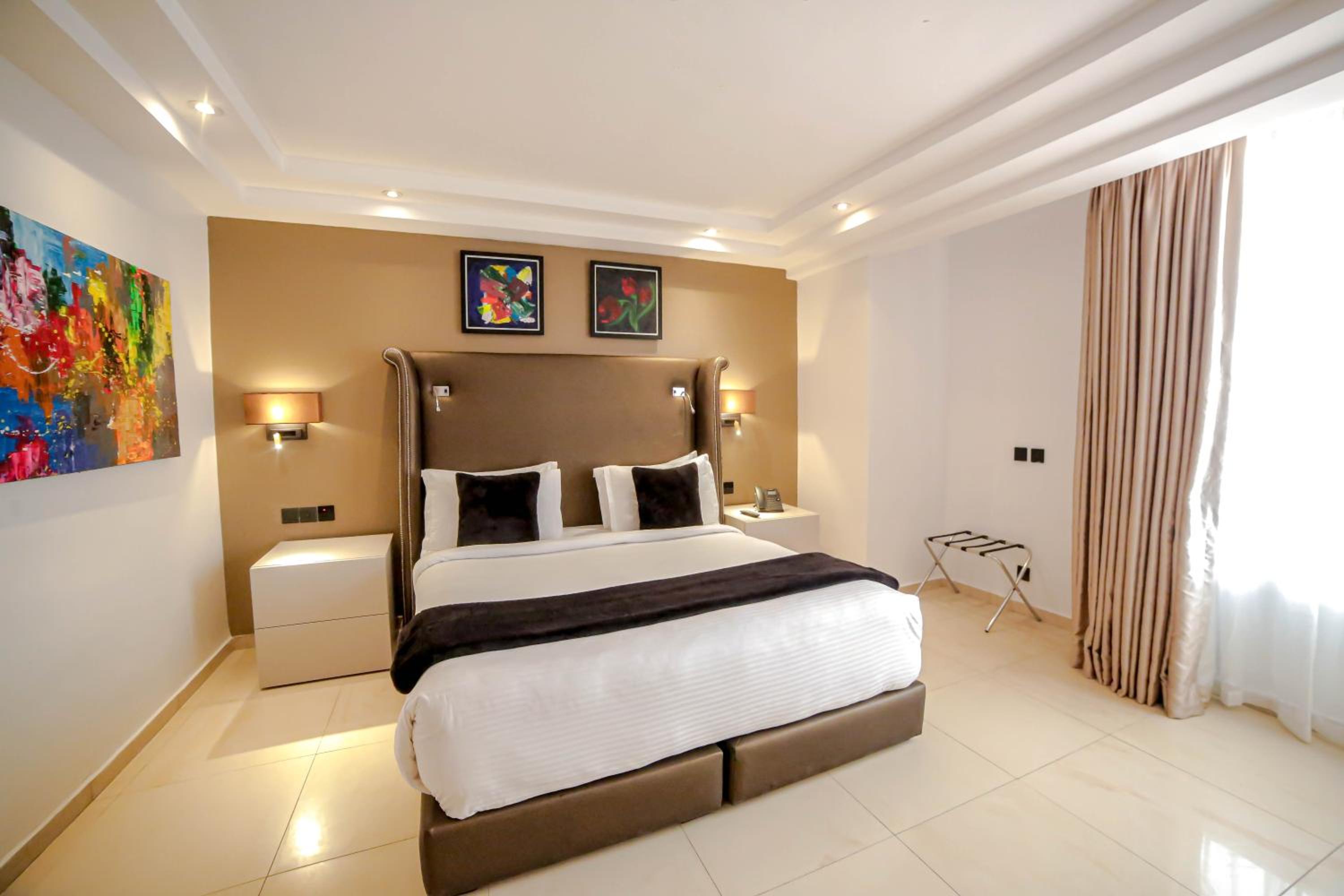 Executive Suite - Photo 3