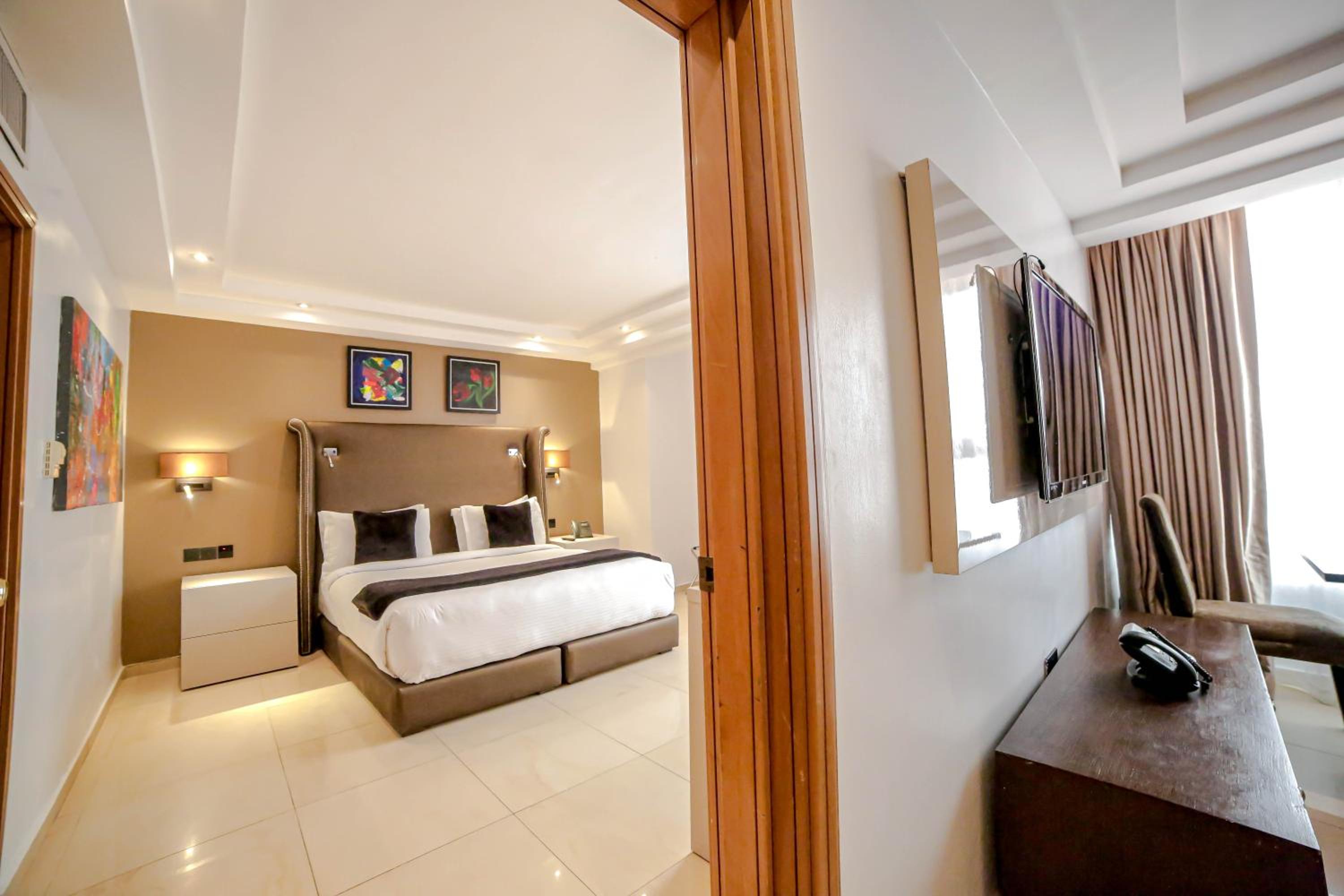 Executive Suite - Photo 6