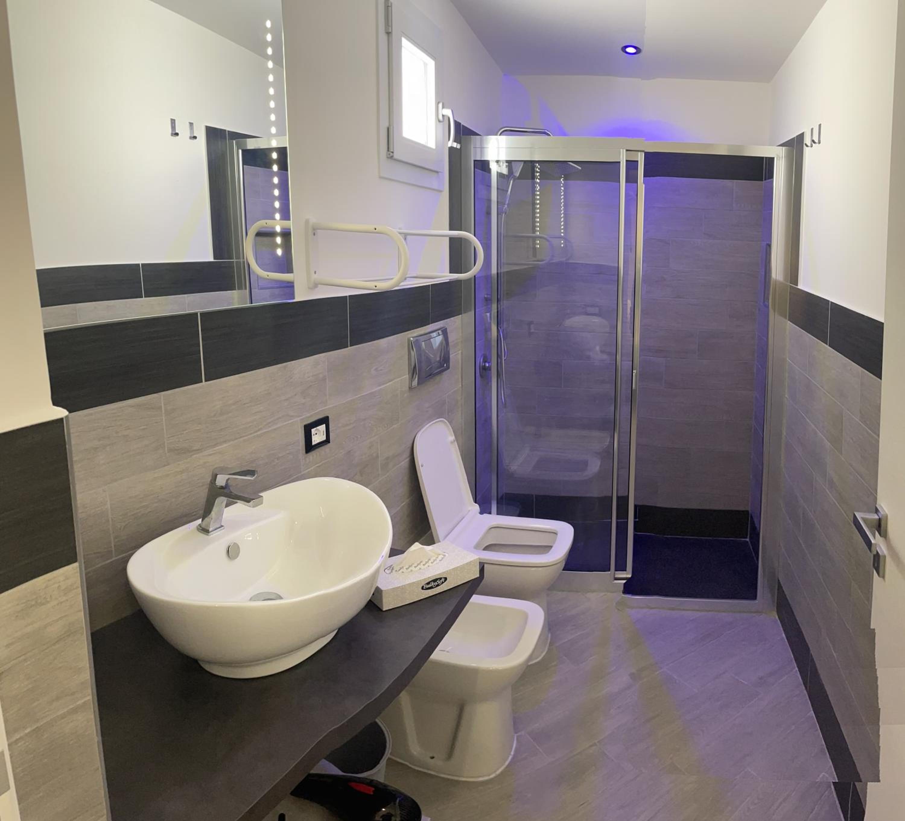 Deluxe Room (2 Adults + 1 Child) - Photo 9