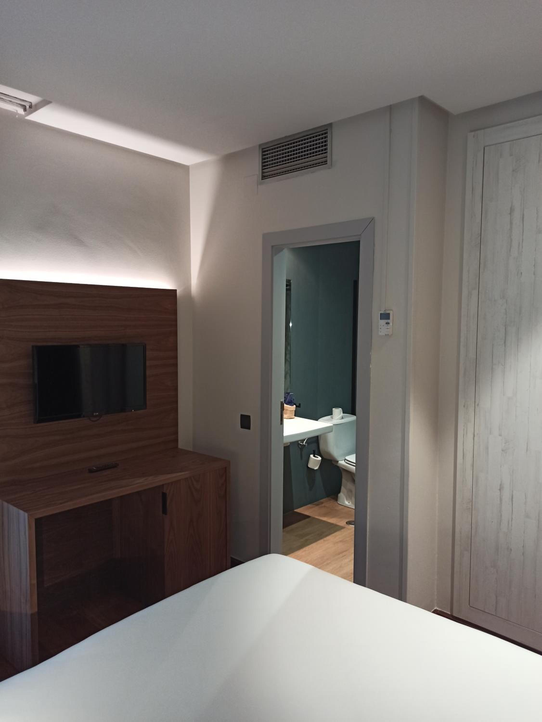 Deluxe Double or Twin Room - Photo 3