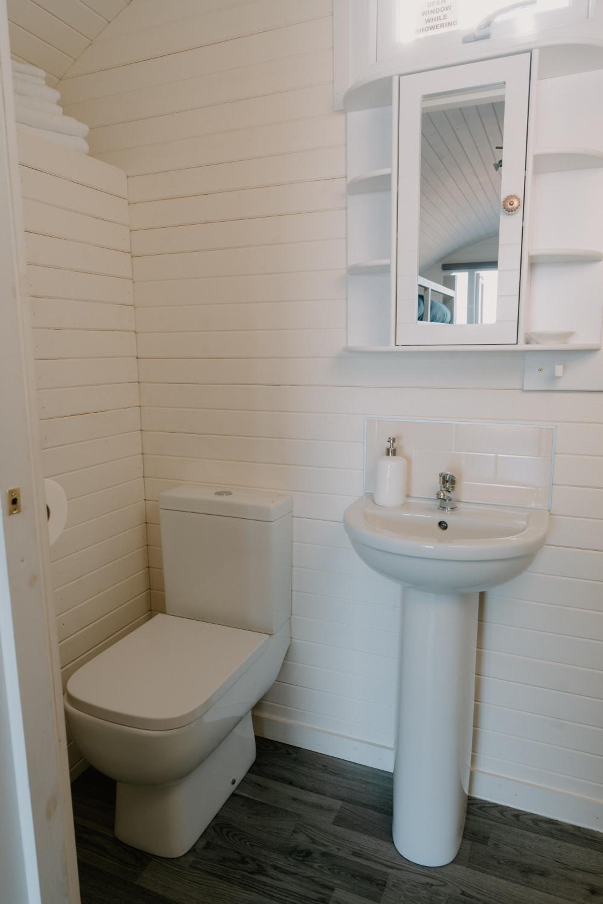Family Room with Private Bathroom - Photo 2