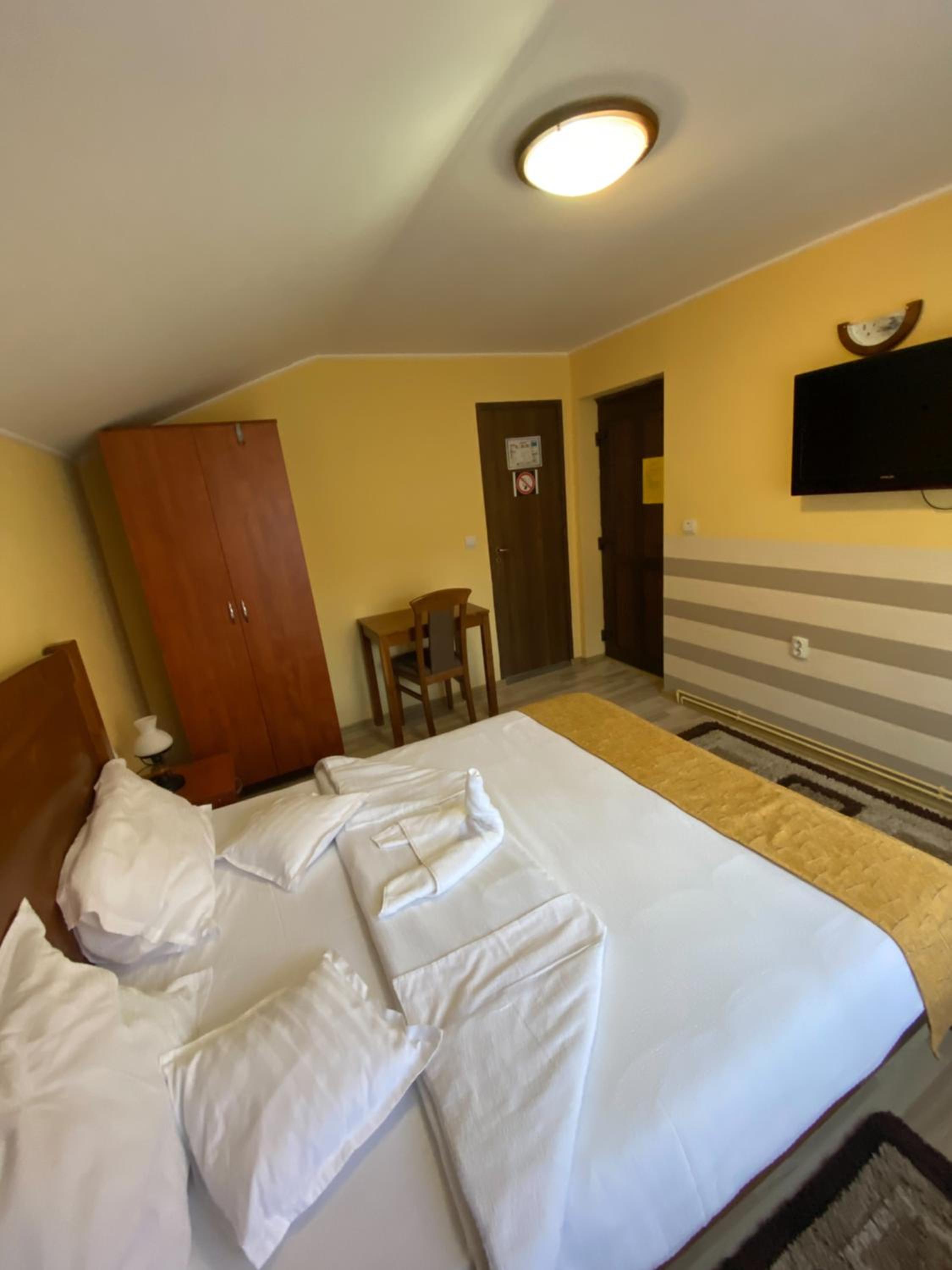 Economy Double Room - Photo 9
