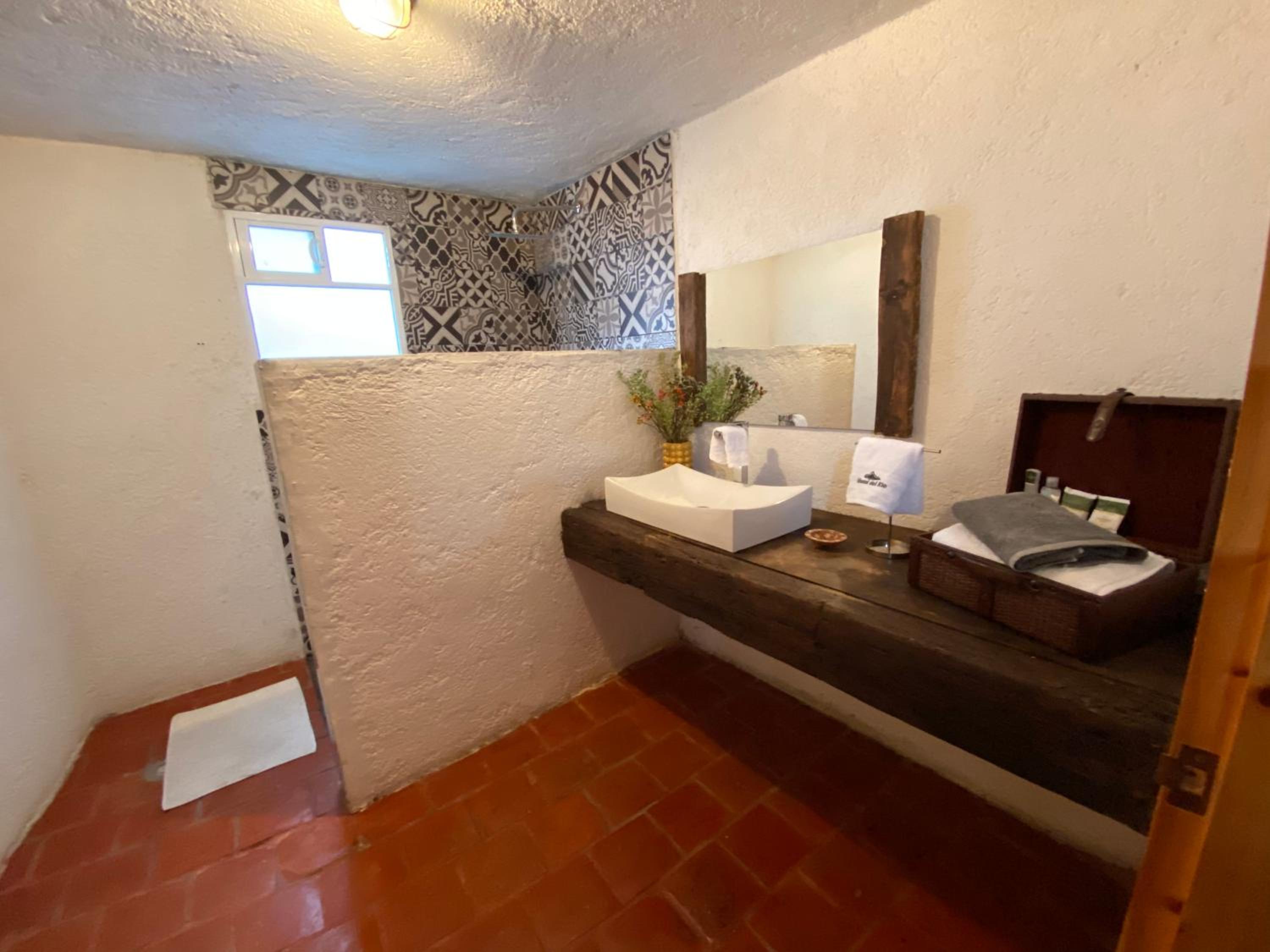 Deluxe King Room - Photo 6
