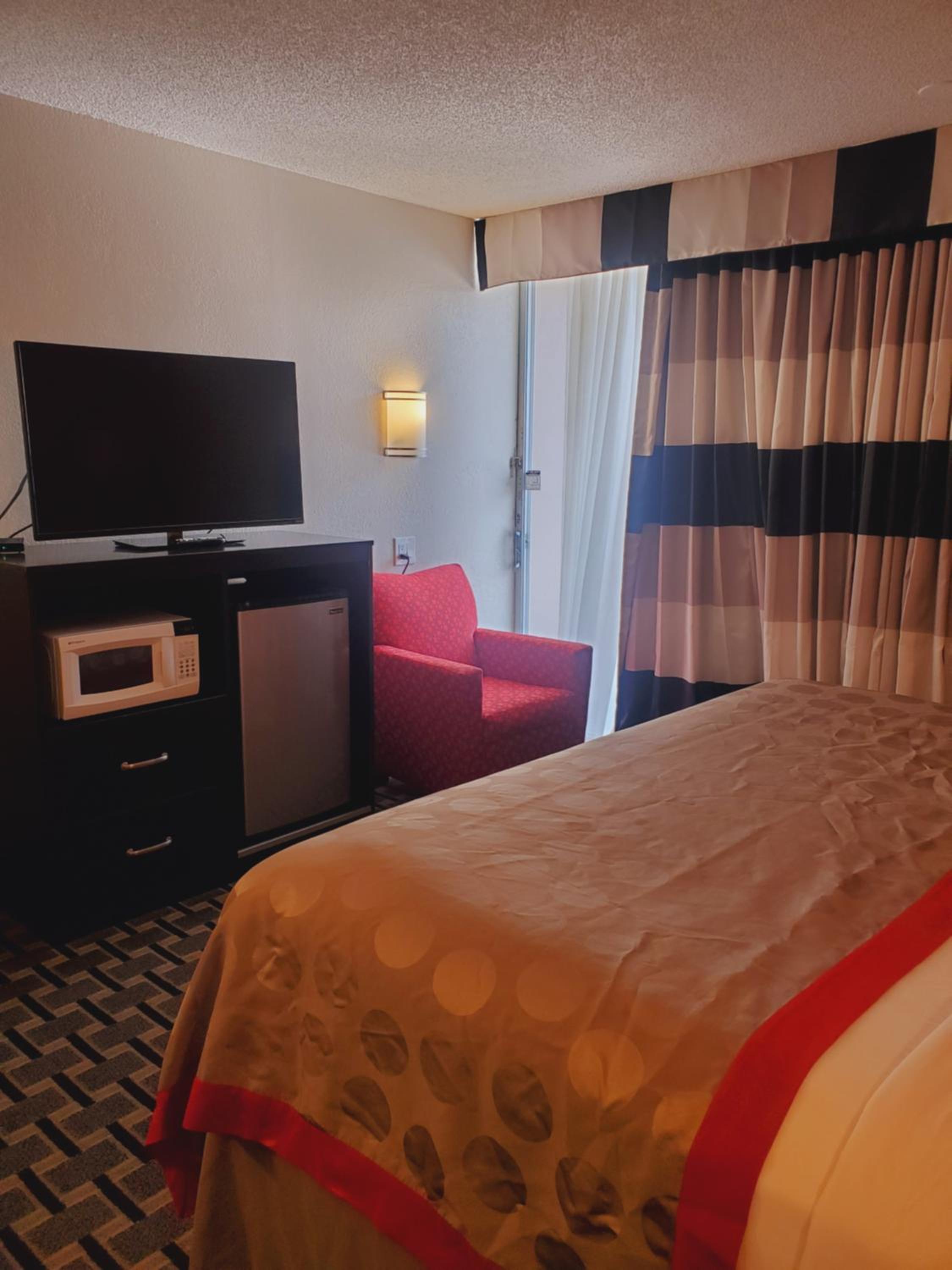 King Room - Non-Smoking - Photo 5