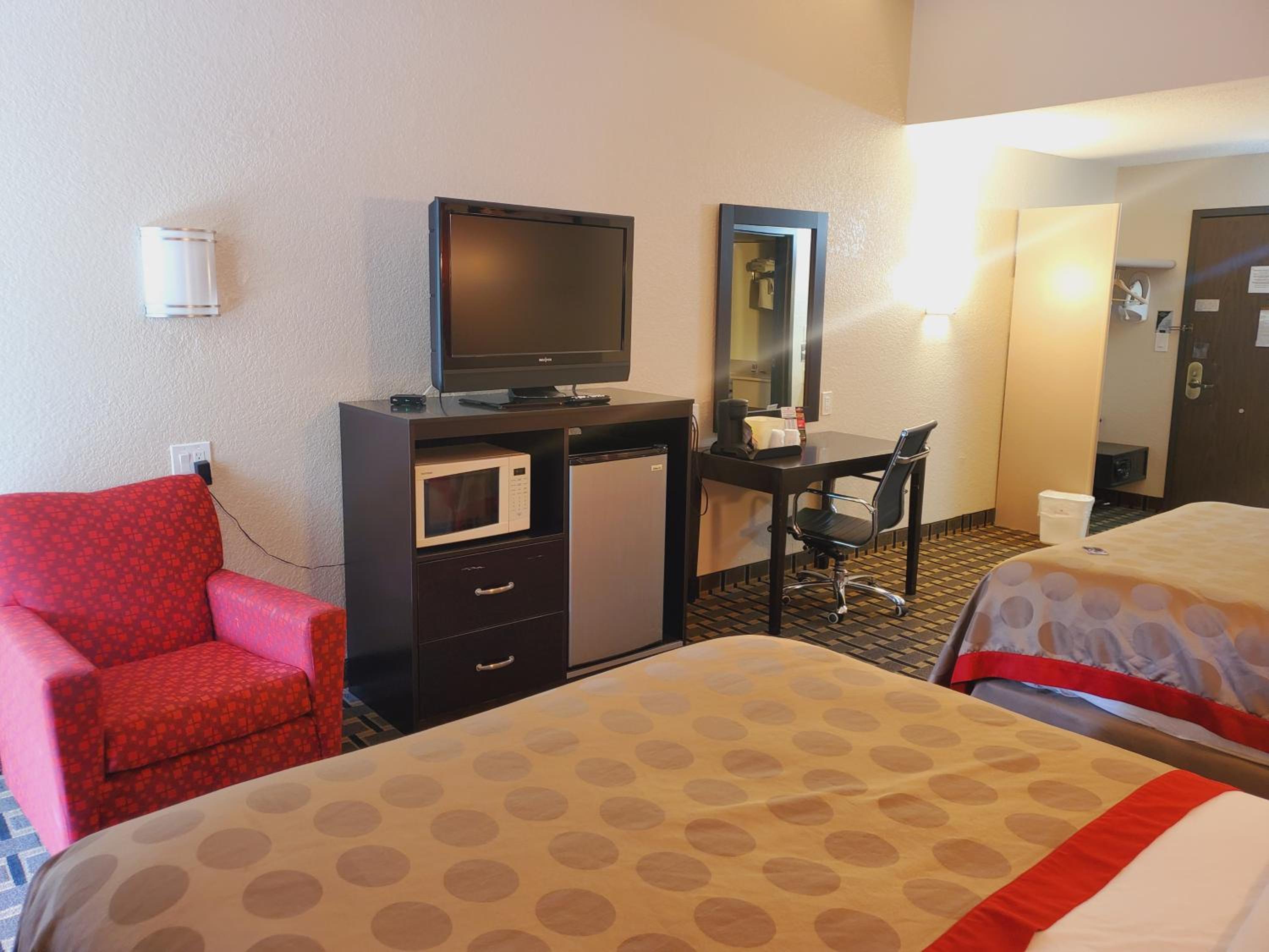 Queen Room with Two Queen Beds - Non-Smoking - Photo 3