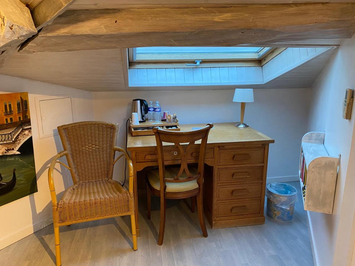 Double Room with Shared Bathroom photo 3