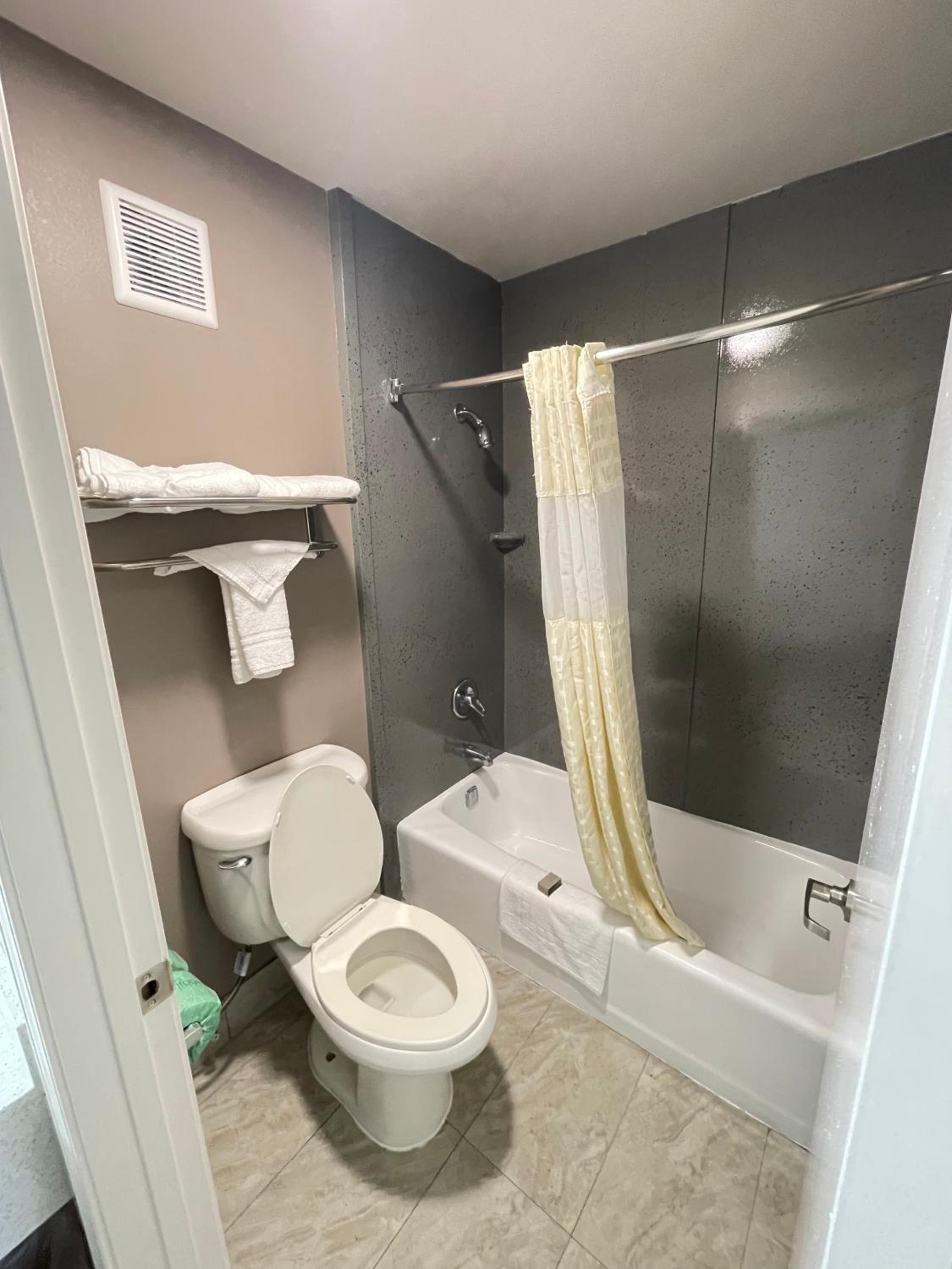 Queen Room photo 2