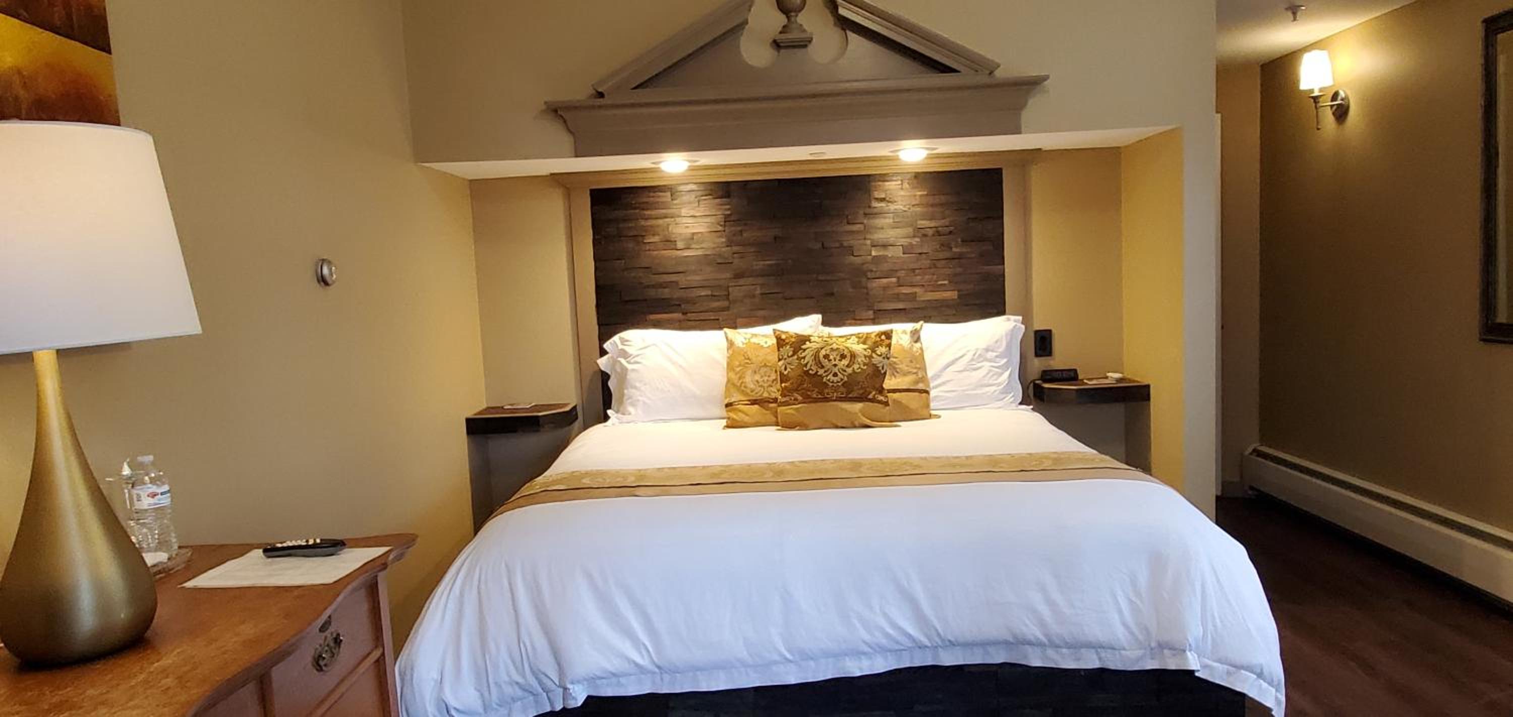 Deluxe King Suite