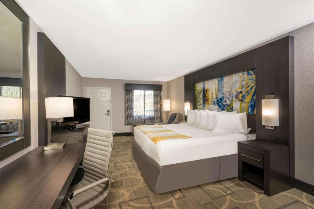 King Room - Non-Smoking photo 3