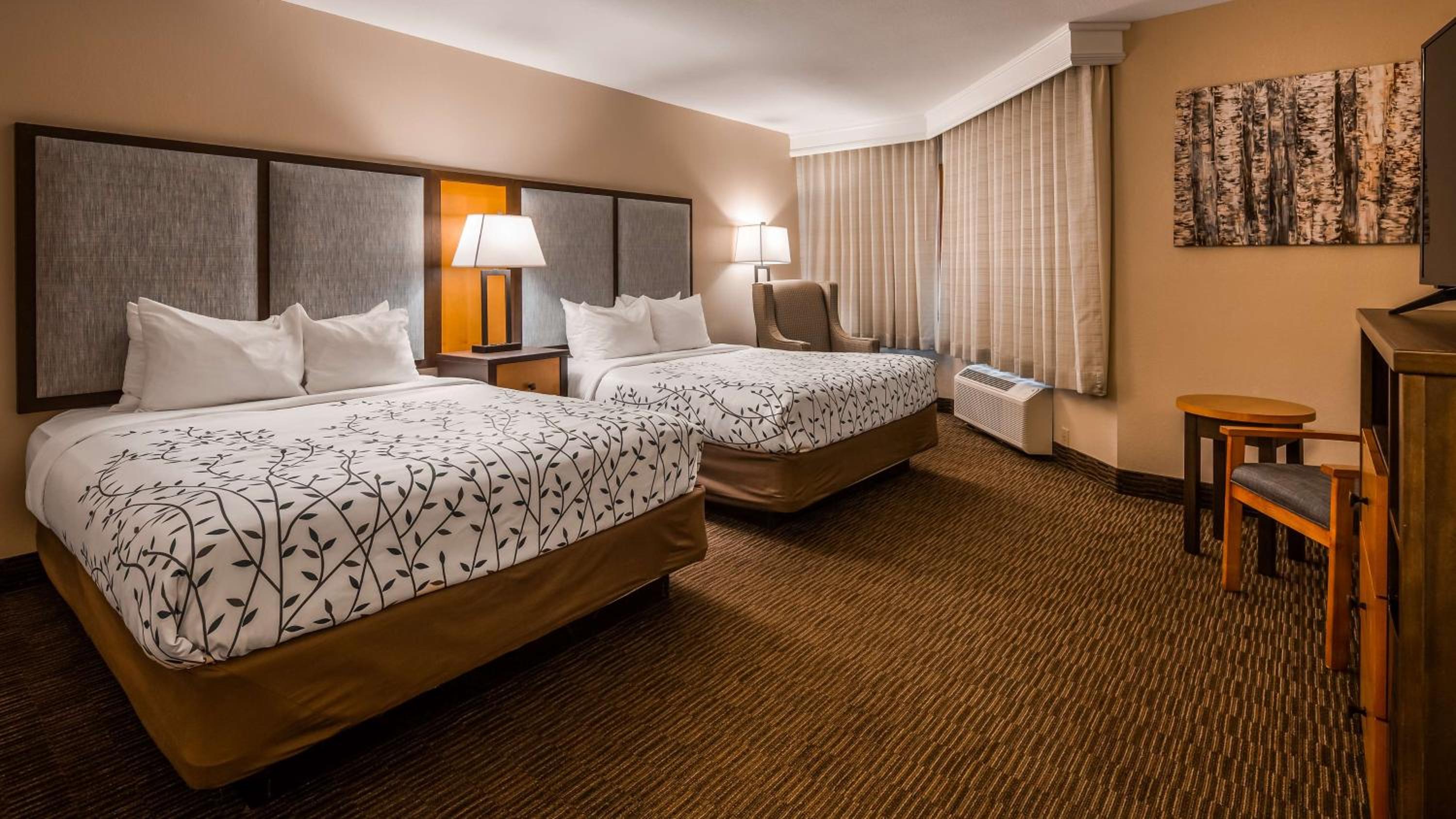 Deluxe Queen Room with Two Queen Beds - Non-Smoking - Photo 1