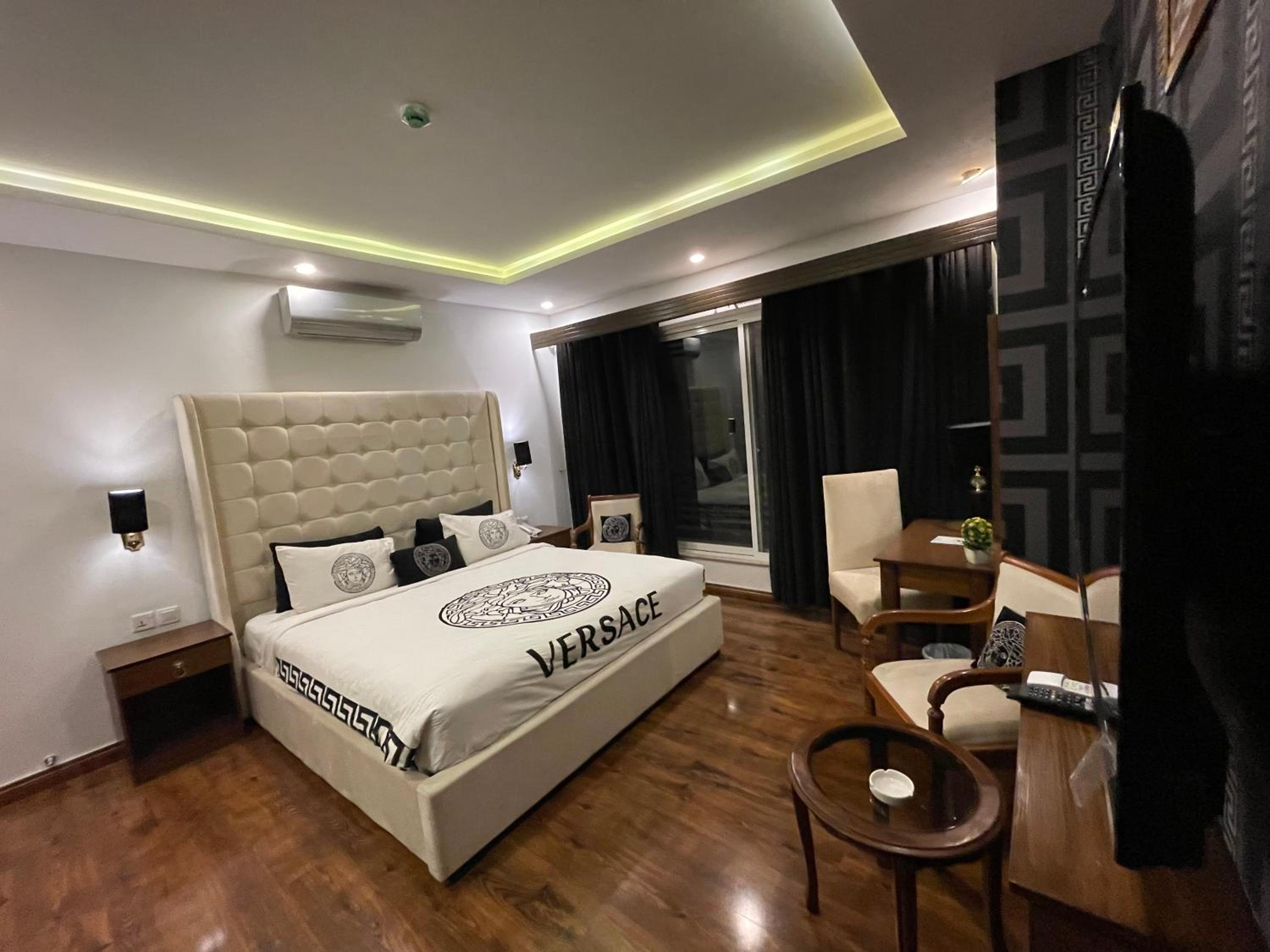 King Room with Balcony photo 2
