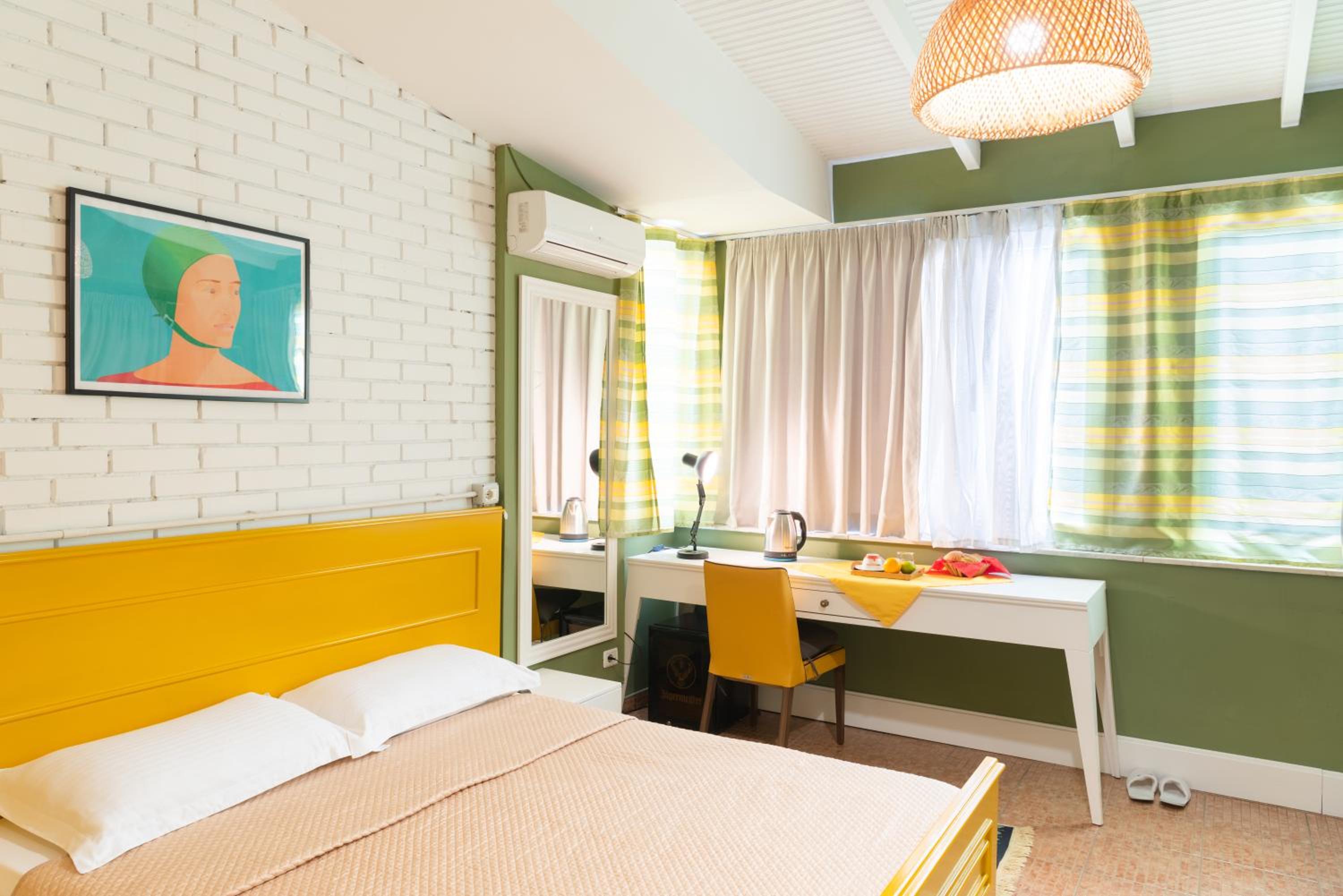 Deluxe Double Room (2 Adults + 1 Child)