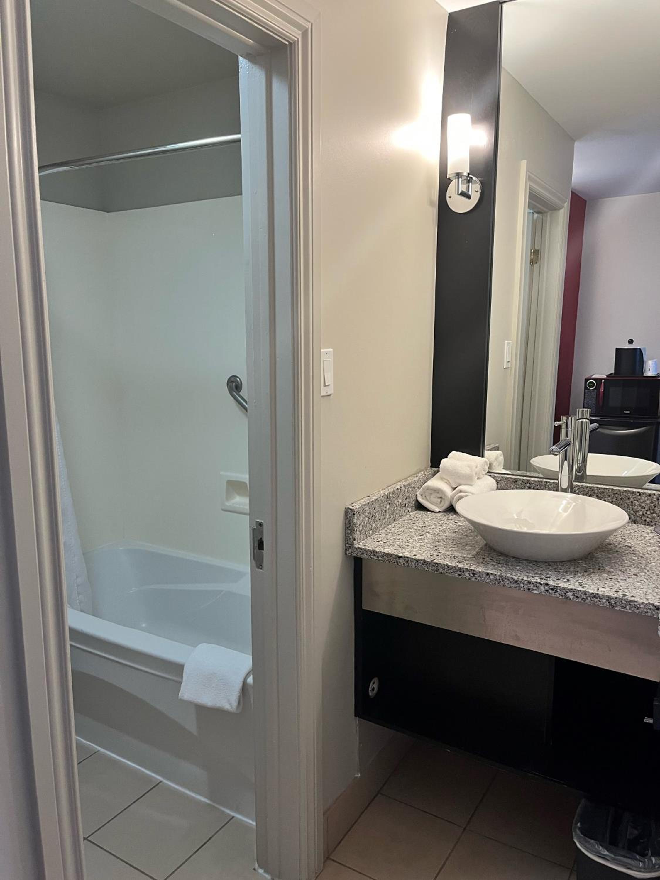 2 Double Beds, Water Front, Non-Smoking - Photo 5